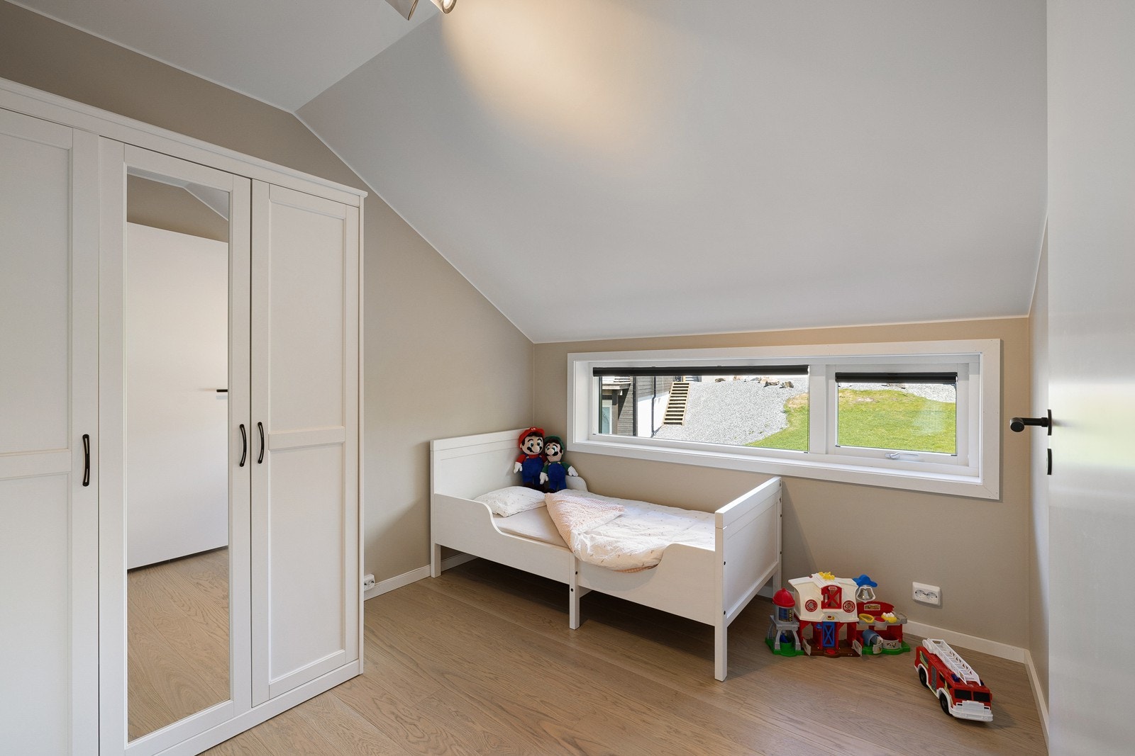 Soverom nr. 2 fungerer ypperlig som barnerom, gjesterom eller kontor - her er mulighetene mange. Rommet har plass til seng, nattbord, garderobeløsning og evt. skrivebord. Galleribilde