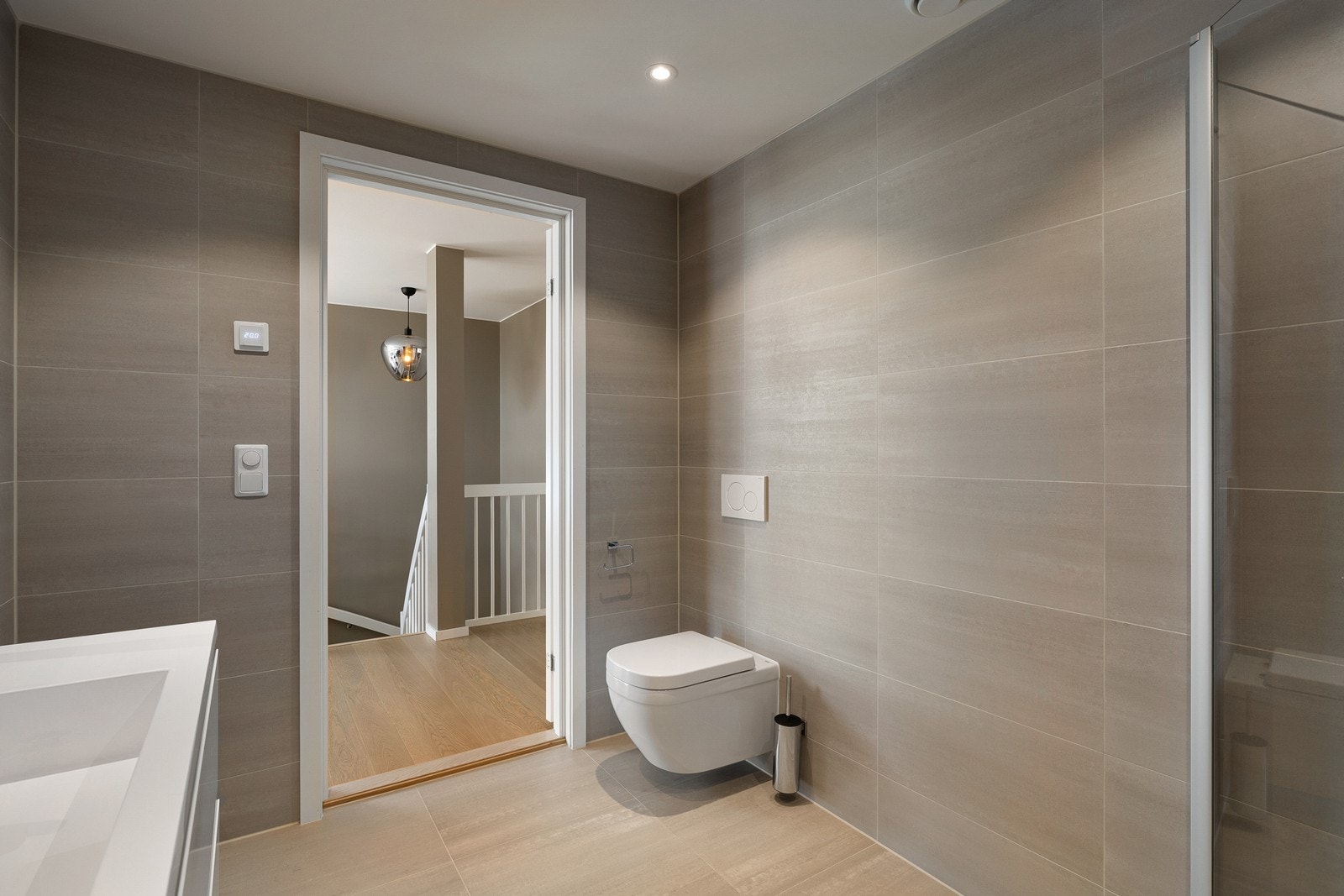 Innredningen består av vannklosett, et underskap, servant, speil med lys, stikk og en dusjsone. Badet har balansert ventilasjon. Galleribilde