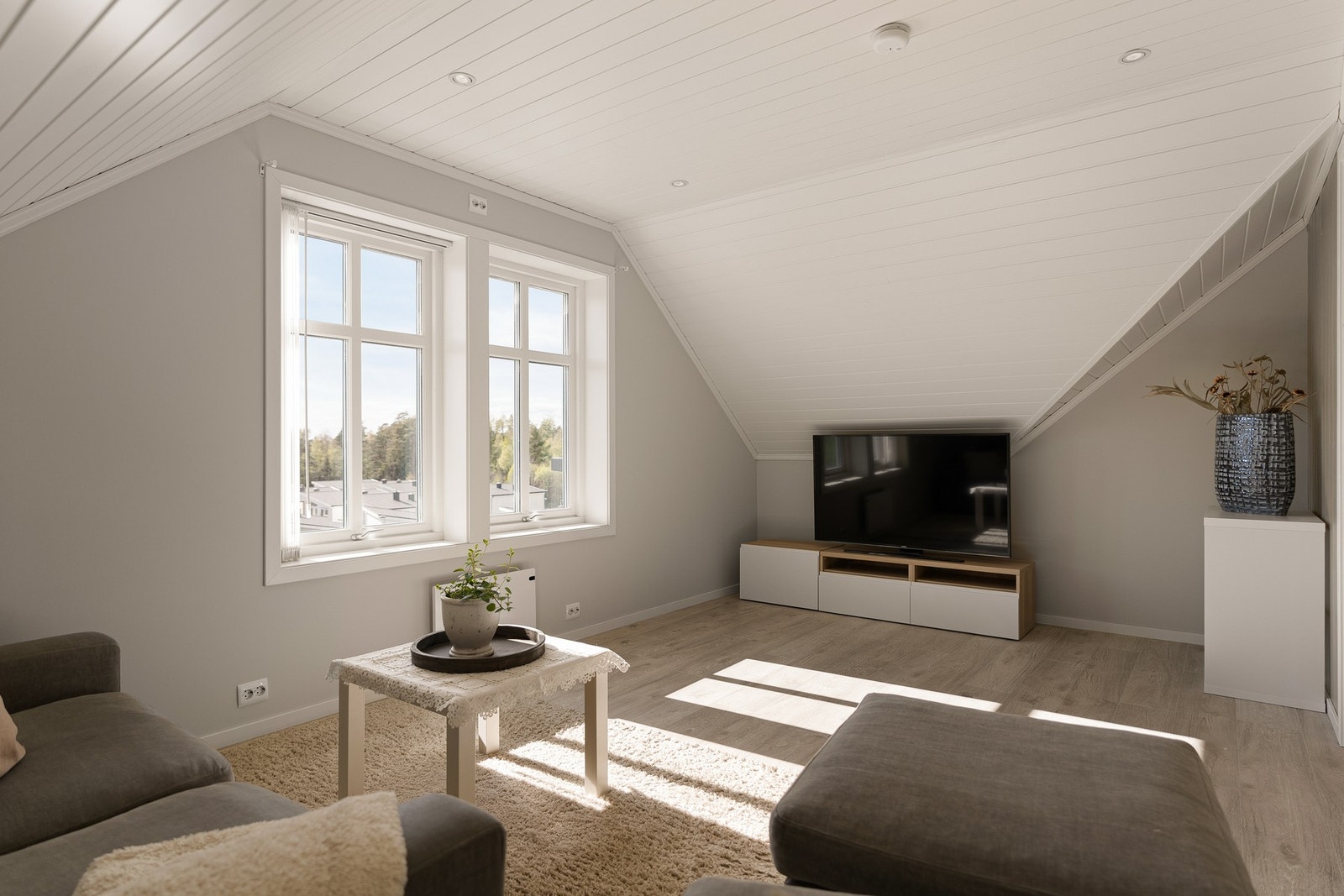 Loftstuen var tidligere et fjerde soverom og kan lett bli det igjen Galleribilde