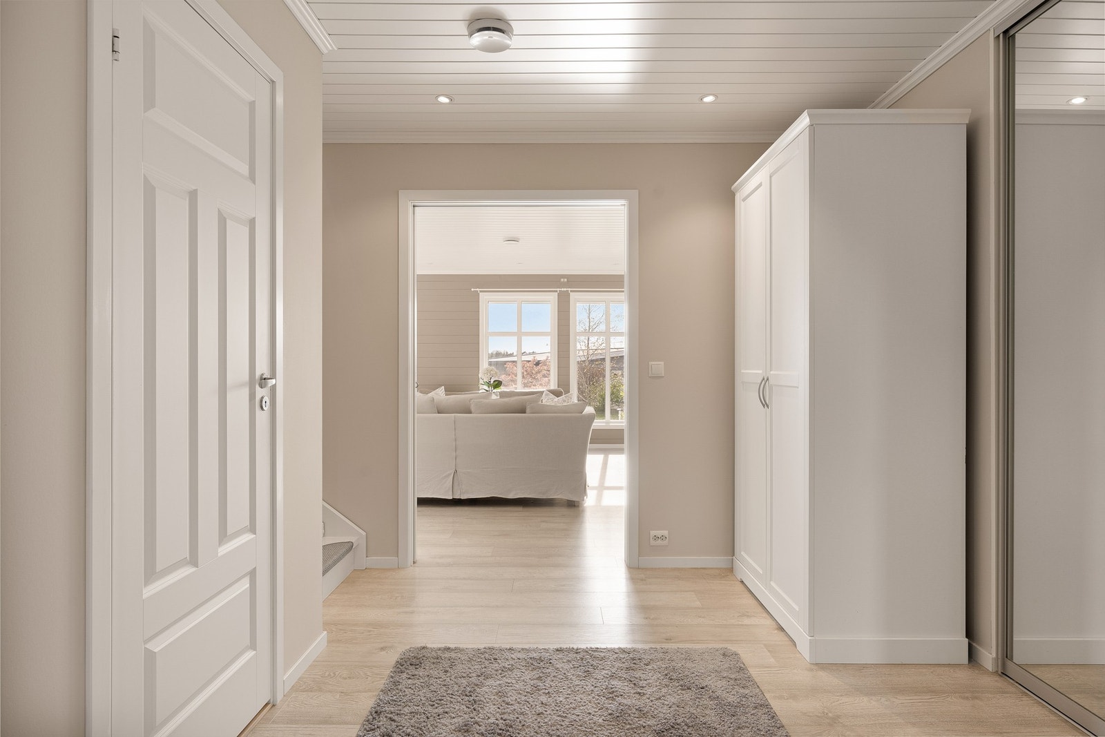 Hall med skyvedørsgarderobe. Galleribilde