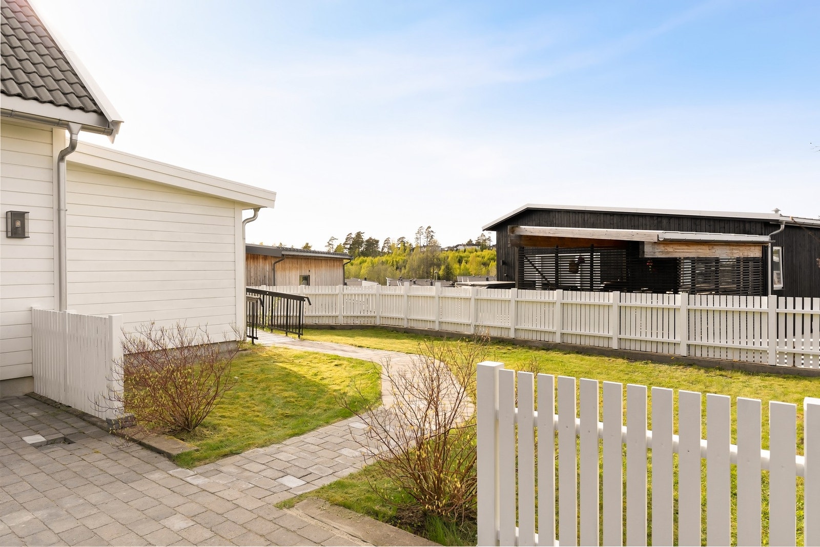 Hybelen har separat inngang og egen liten uteplass. Galleribilde