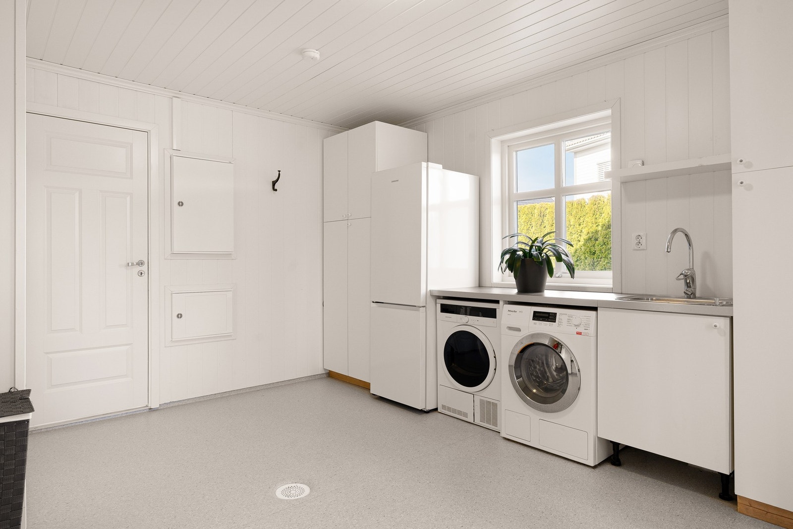 Det er godt størrelse på vaskerommet og praktisk plassert med dører til gang, kjøkken og direkte ut. Galleribilde