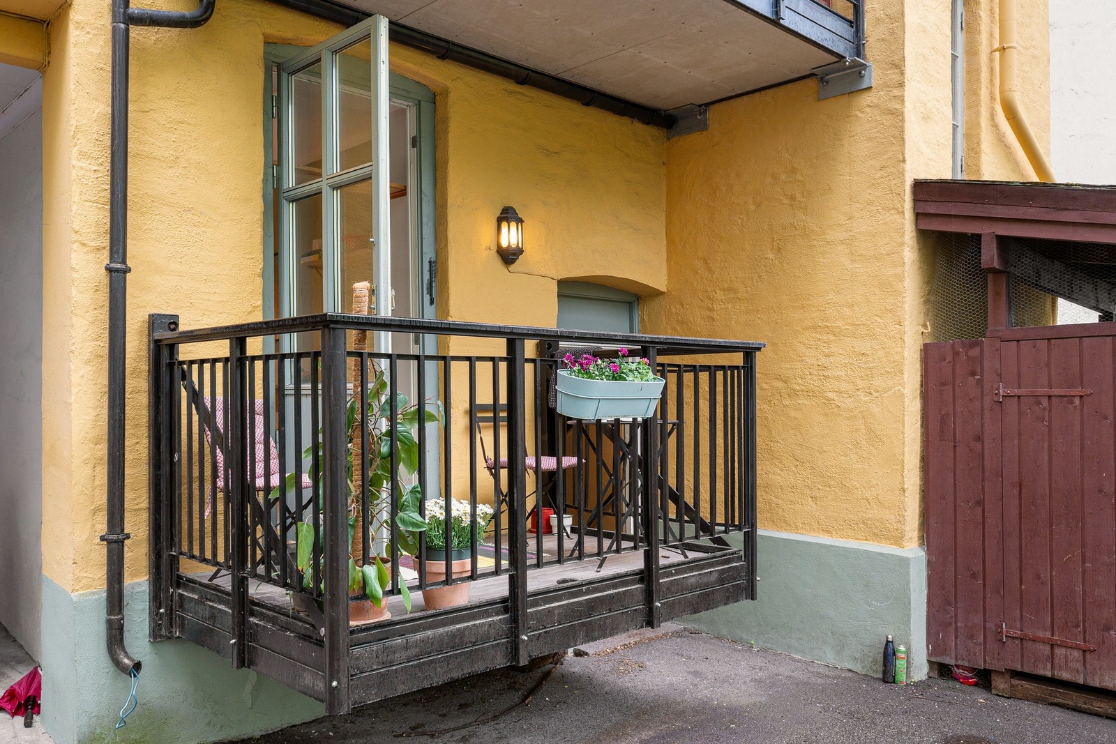 Balkongen har rom for sittegruppe og bord Galleribilde