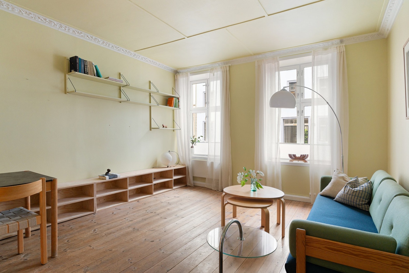 Dette er en klassisk leilighet med pene detaljer som stukkatur, god takhøyde og store vindusflater Galleribilde