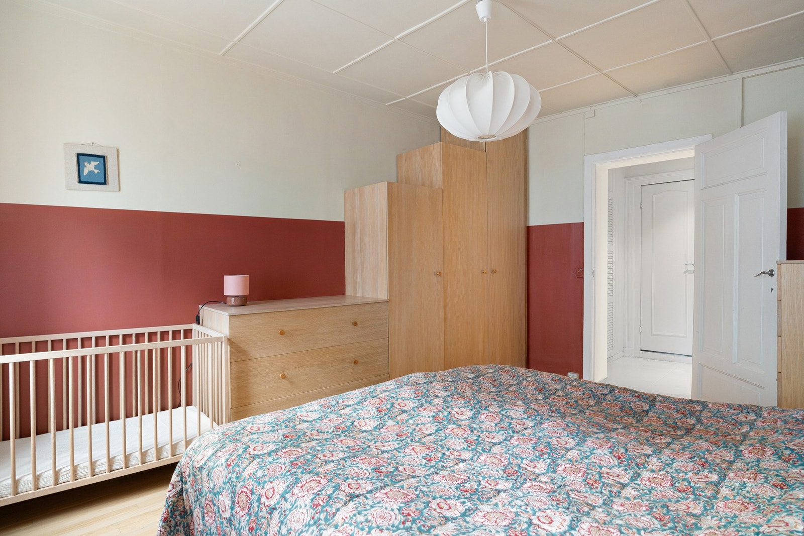 Store plassbygde garderobeskap, laget av møbelsnekker. Disse medfølger salget Galleribilde