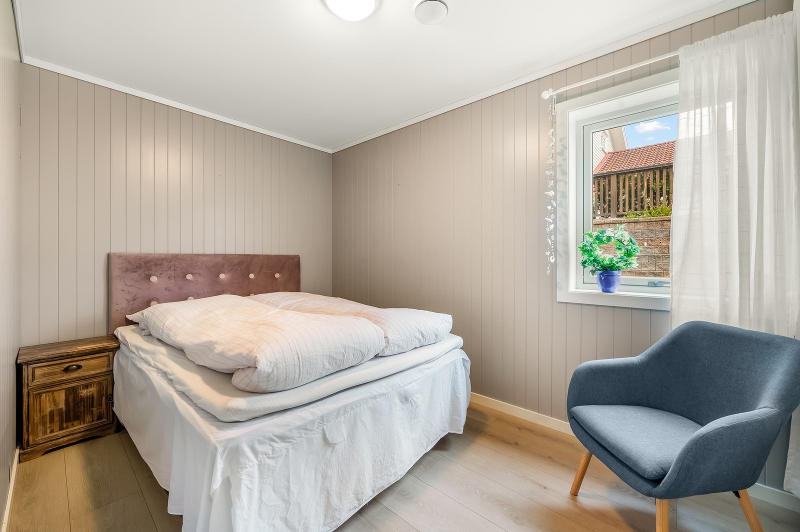 Boligen inneholder tre romslige soverom med god plass til garderobeløsning. Laminat på gulv, lysmalte mdf-plater på vegg og takess i himling. To av soverommene ligger i boligens 1. etasje, og ett beliggende i 2. etasje. Galleribilde