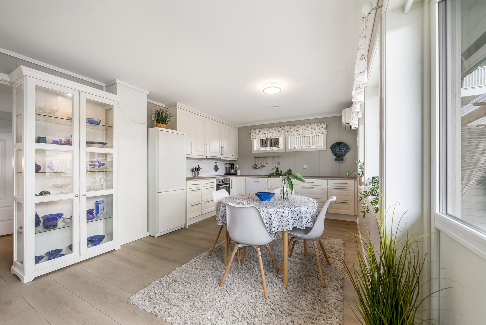 Kjøkkeninnredning fra byggeåret med profilerte fronter og laminert benkeplate. Kjøkkenet er utstyrt med nedfelt oppvaskkum med armatur, integrert stekeovn, platetopp og oppvaskmaskin. Galleribilde