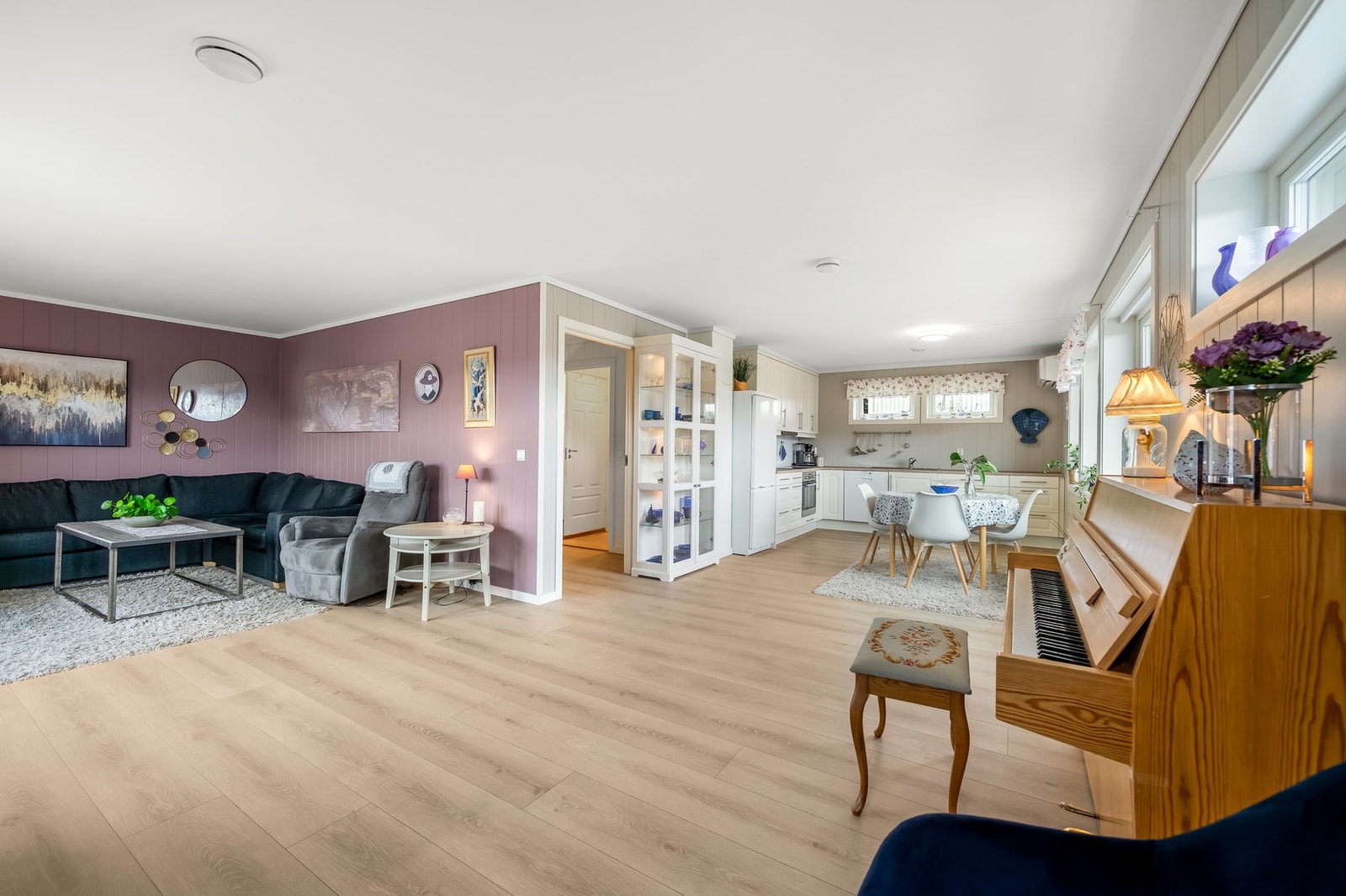 Moderne og pen halvpart av to-mannsbolig fra 2019, med romslige og lyse rom. Galleribilde