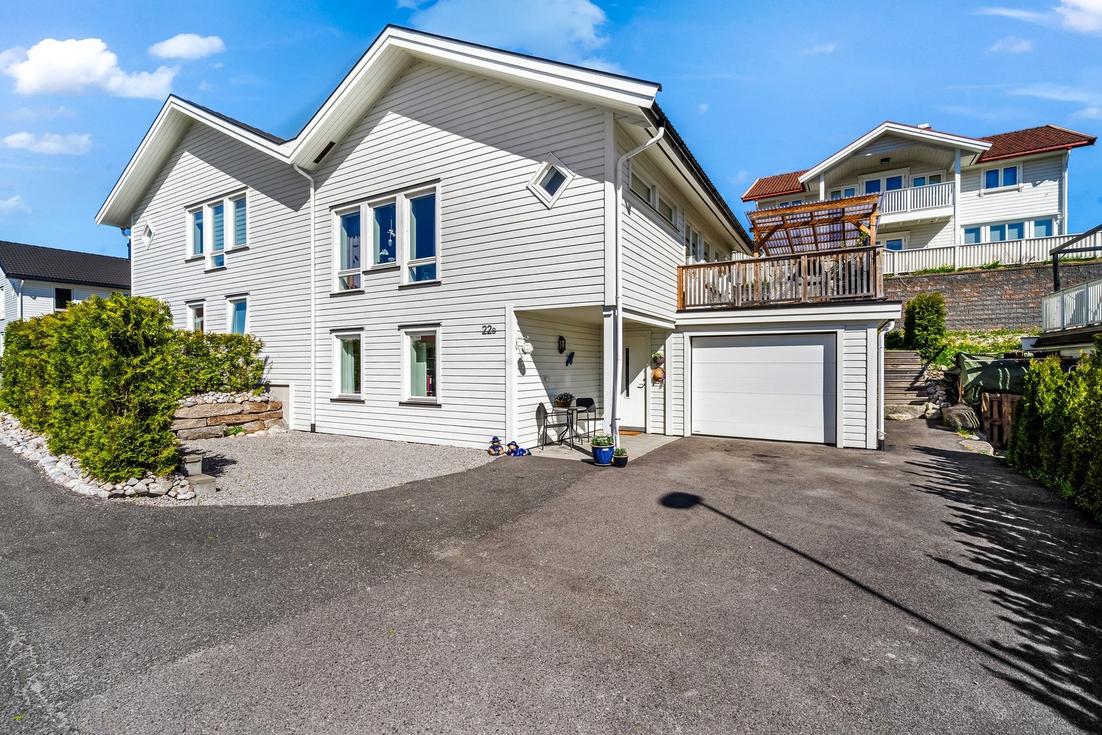 Praktisk, overbygget inngangsparti med hellelagt uteområde. Galleribilde