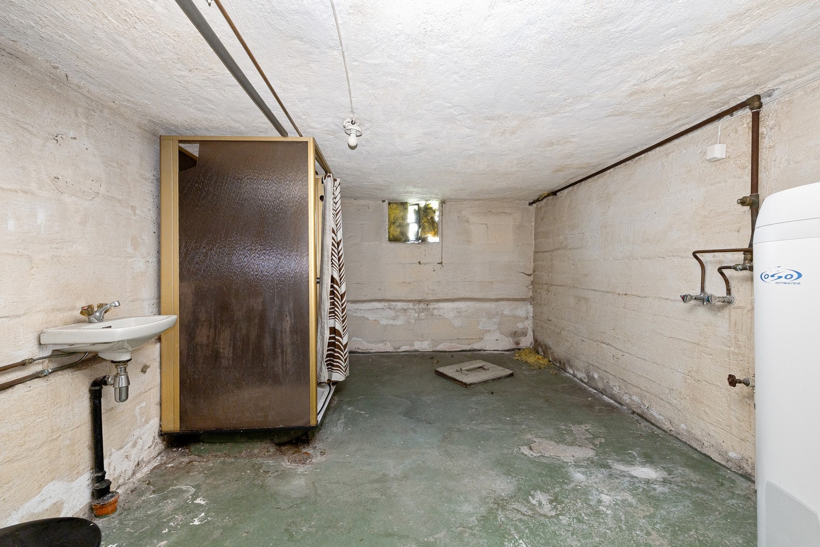 Bad i kjeller med servant, toalett og dusjkabinett. Badet har eldre standard og det må påregnes oppgraderinger. Galleribilde