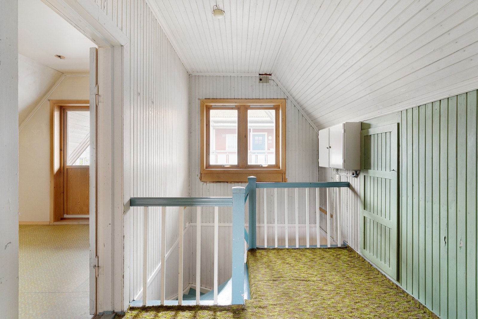 2.etasje inneholder to soverom med gode møbleringsmuligheter og naturlig lysinnslipp. Galleribilde