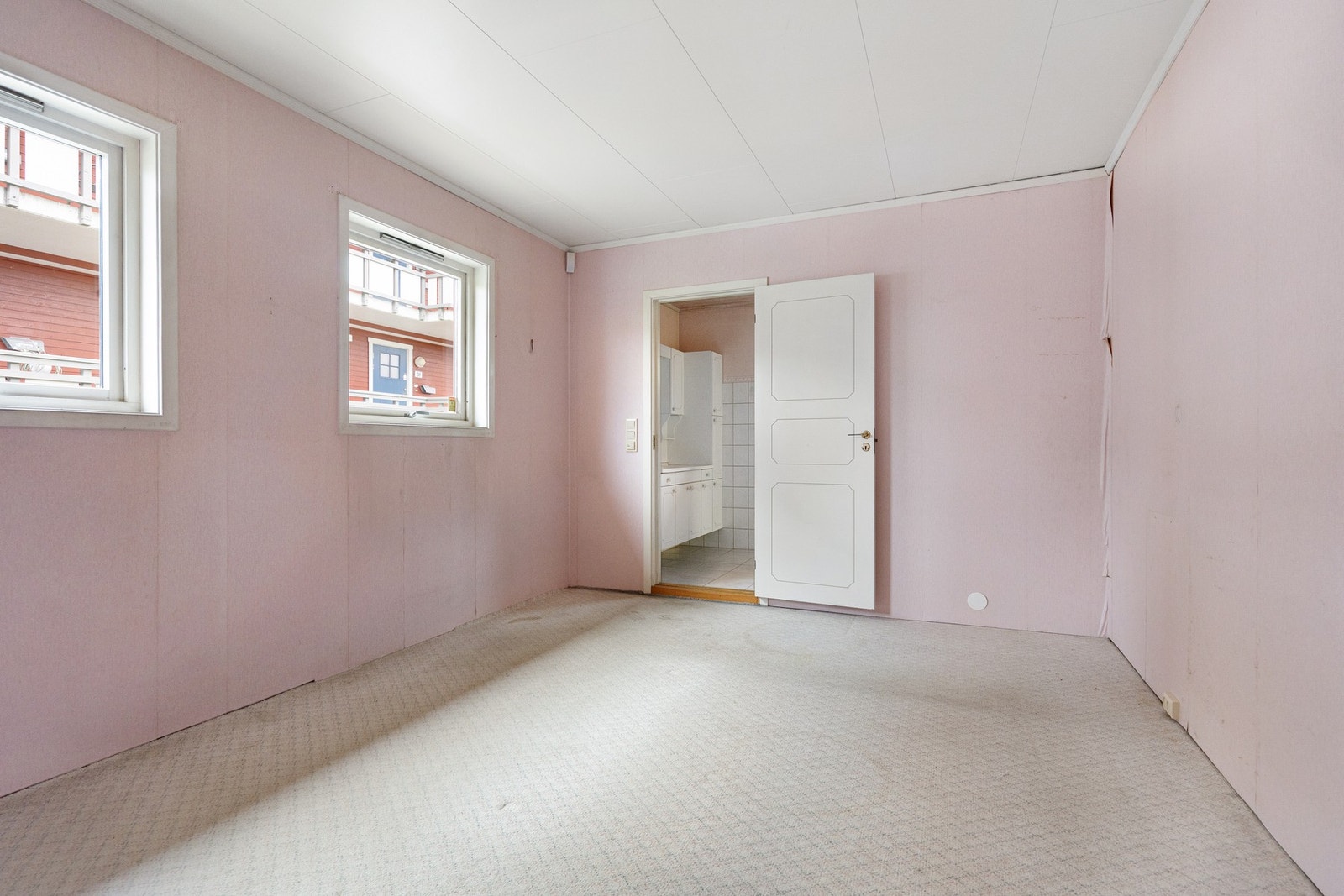Rommet har tilknytning til eget bad i ensuite-løsning, som gir en praktisk og privat romfølelse. Galleribilde