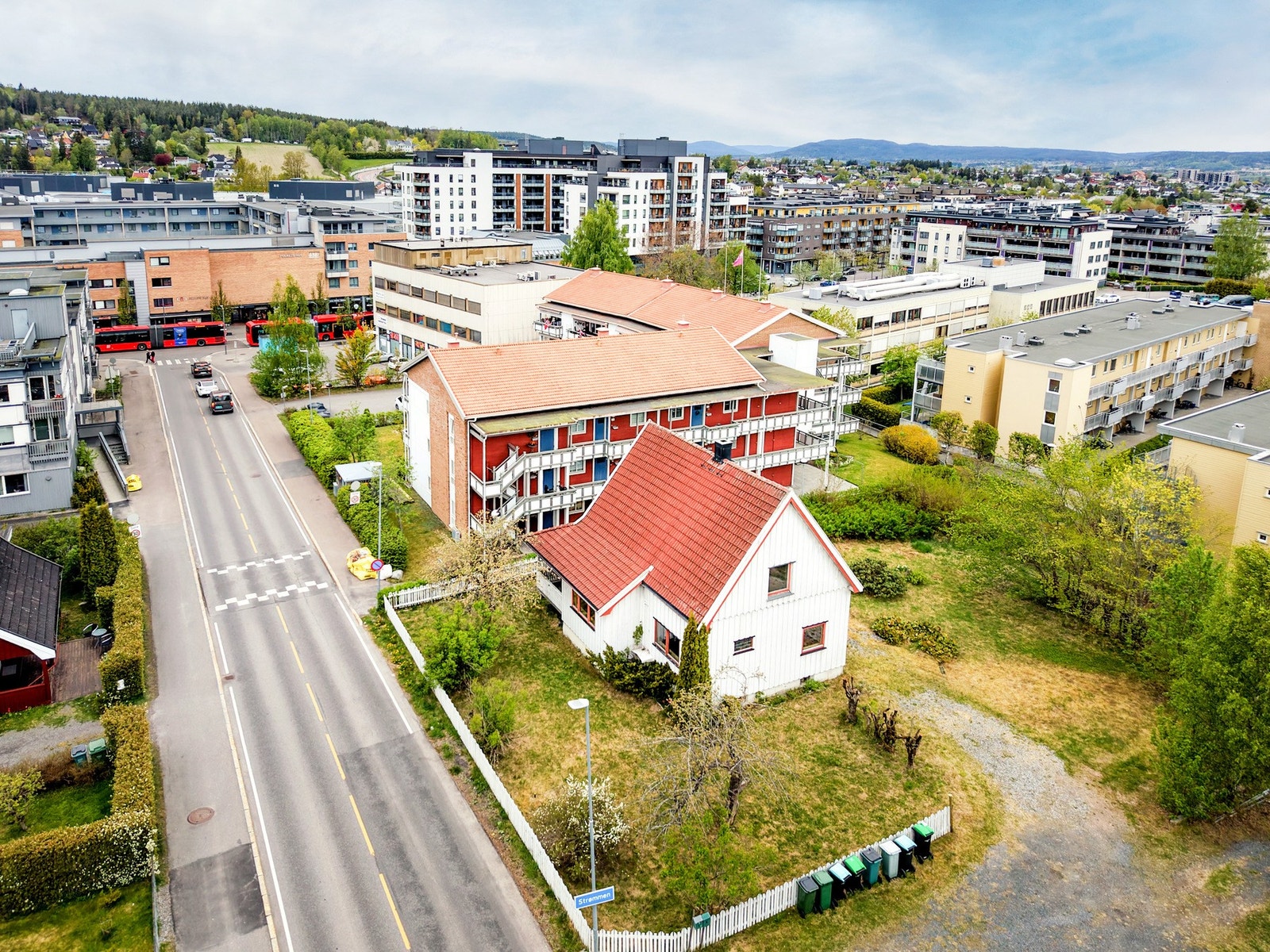 I tillegg ligger Strømmen Storsenter kun få minutters gange unna, med et av landets største utvalg av butikker, kaféer, restauranter og servicetjenester. Galleribilde