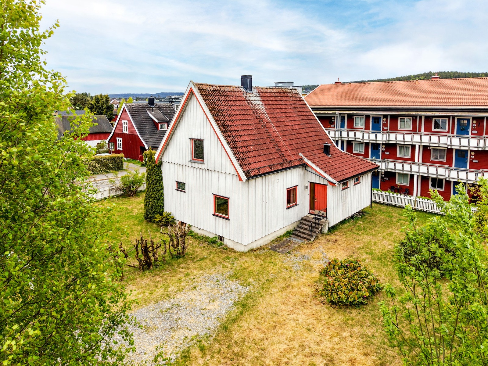 I nærområdet finner du flere dagligvarebutikker innen kort gangavstand, blant annet REMA 1000, Kiwi, Coop Extra og Meny, noe som gjør hverdagen enkel og effektiv. Galleribilde
