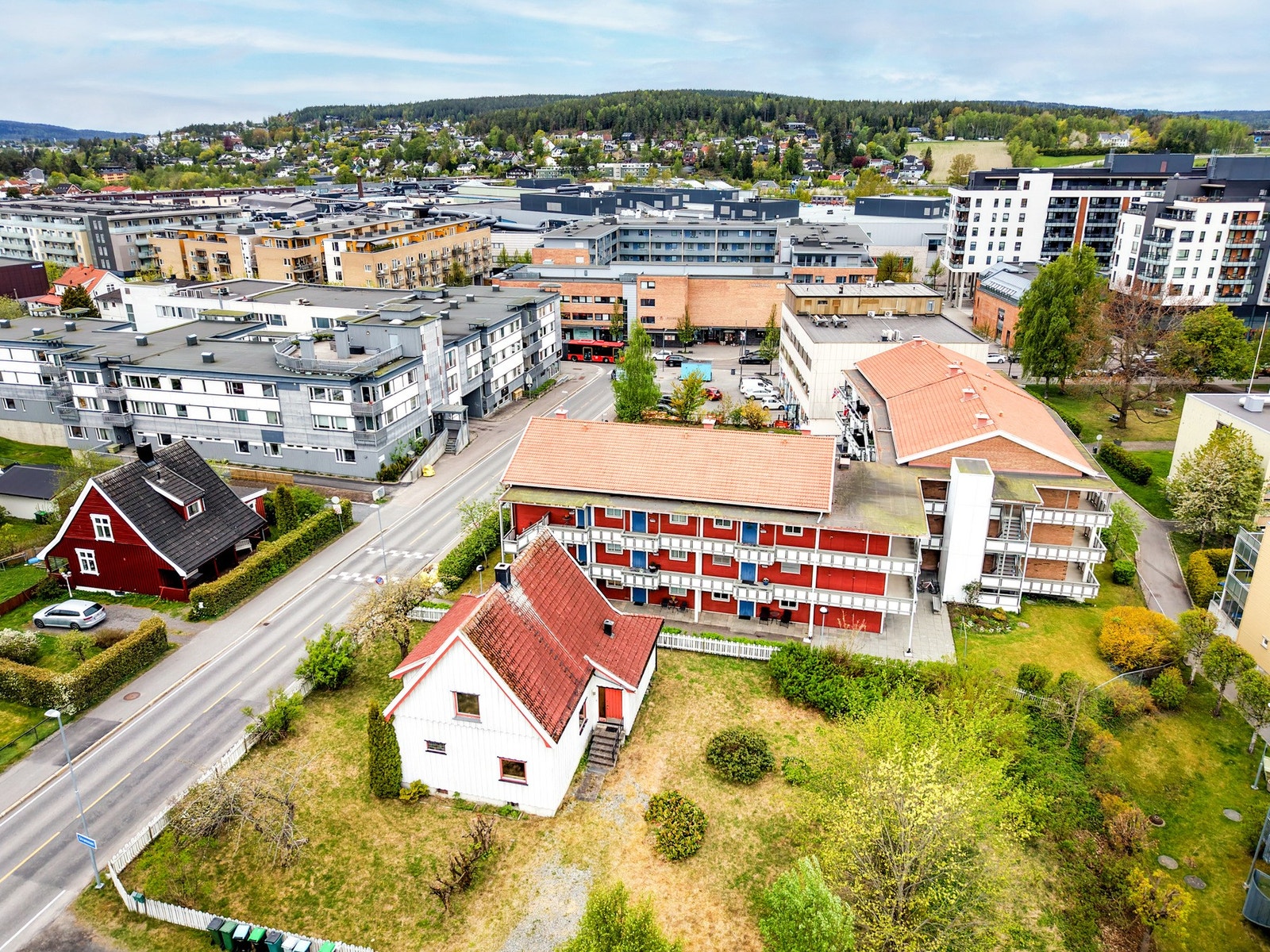 Eiendommen fremstår med behov for modernisering, noe som gir en sjelden anledning til å sette sitt eget preg på både materialvalg, løsninger og uttrykk. Galleribilde