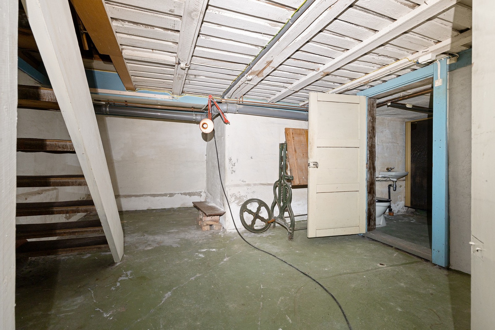 Kjeller på ca. 69 kvm (ALH) med gode lagringsmuligheter. Galleribilde
