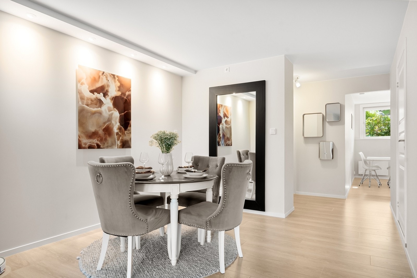 Her får du et tidsriktig uttrykk med gjennomgående flott 1-stavs laminat på gulv, slettmalte overflater og listfrie overganger. Galleribilde