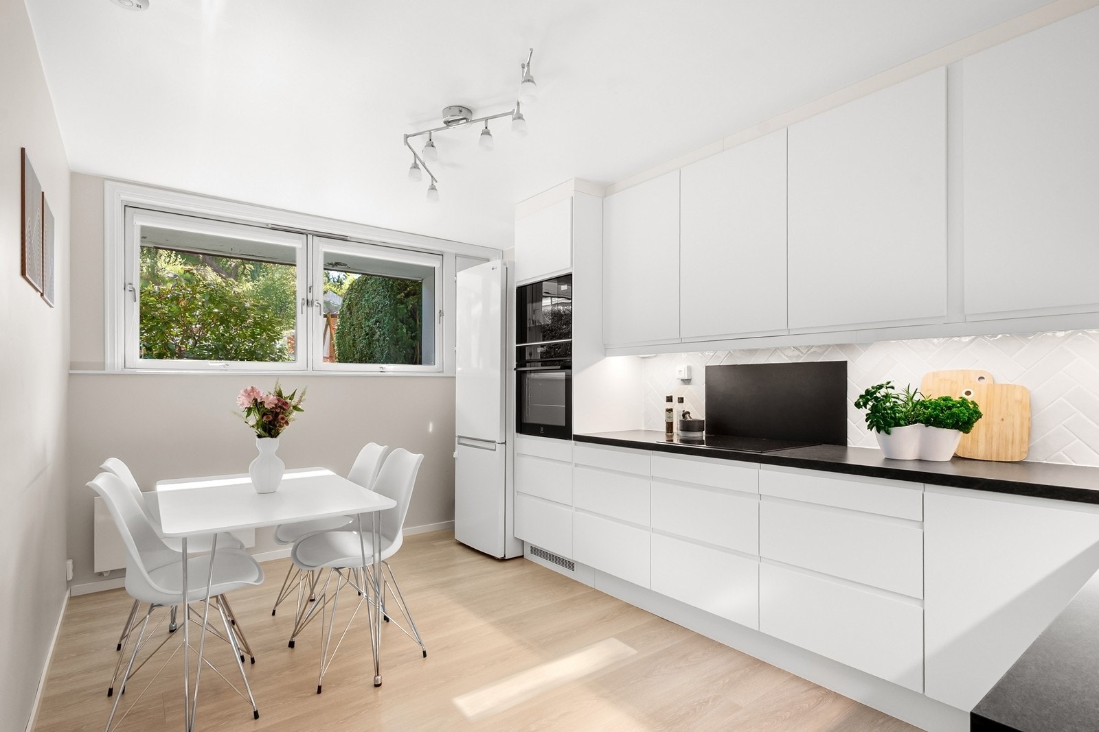 Rommet har plass til frokostbord for hverdagen og de mindre måltidene. Galleribilde