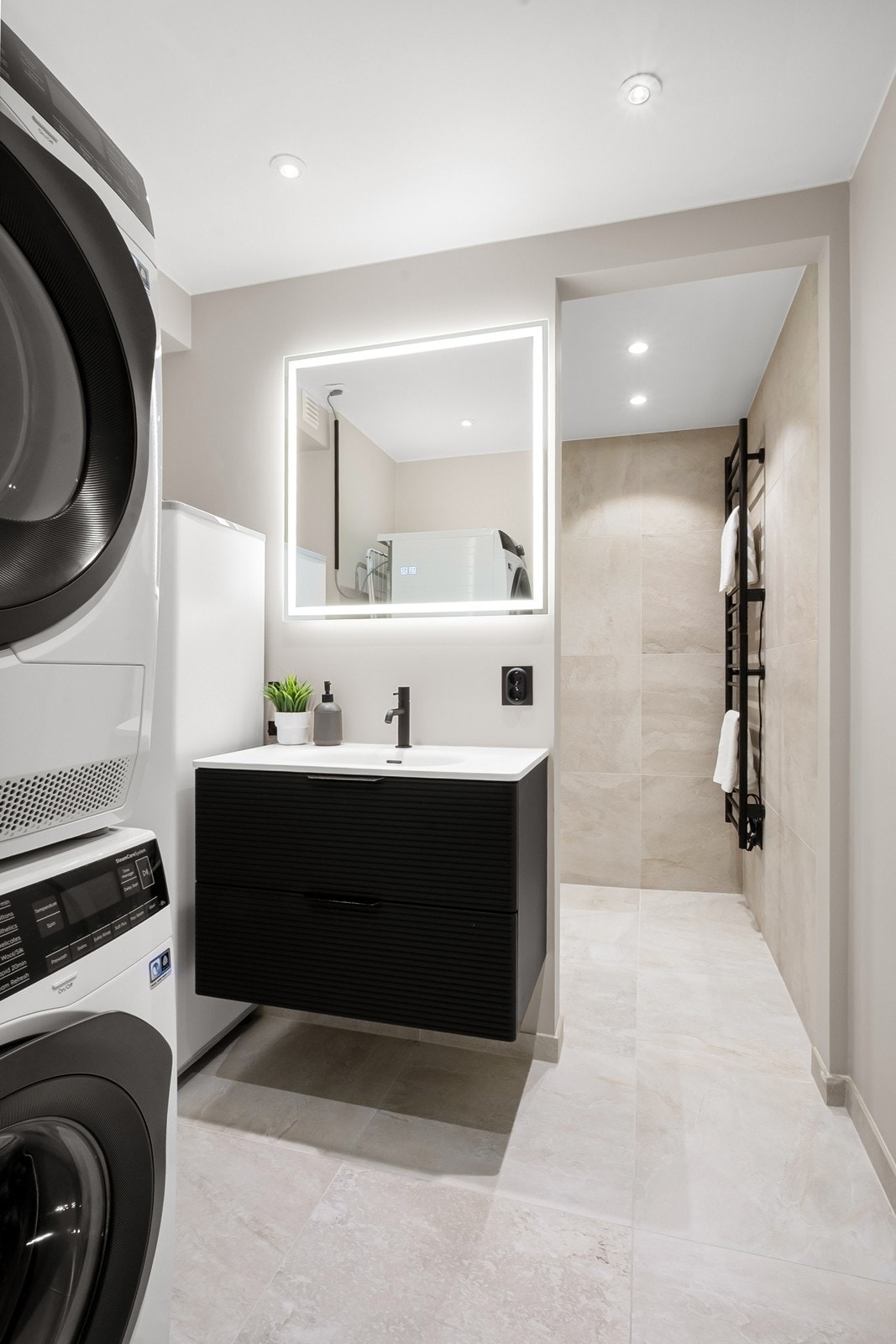 Badet fra 2025 har flislagt gulv og dusjsone, varmekabler, malte flater og downlights i tak. Galleribilde