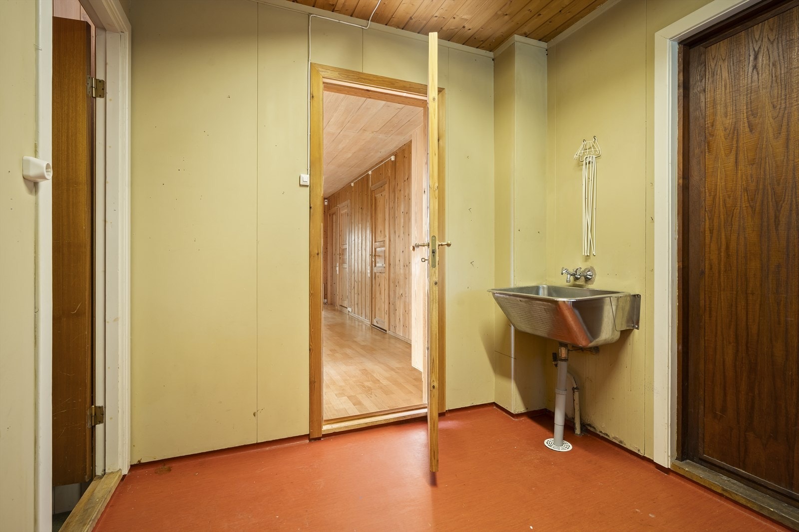 Eget vaskerom med opplegg for vaskemaskin og praktisk utgangsdør. Galleribilde