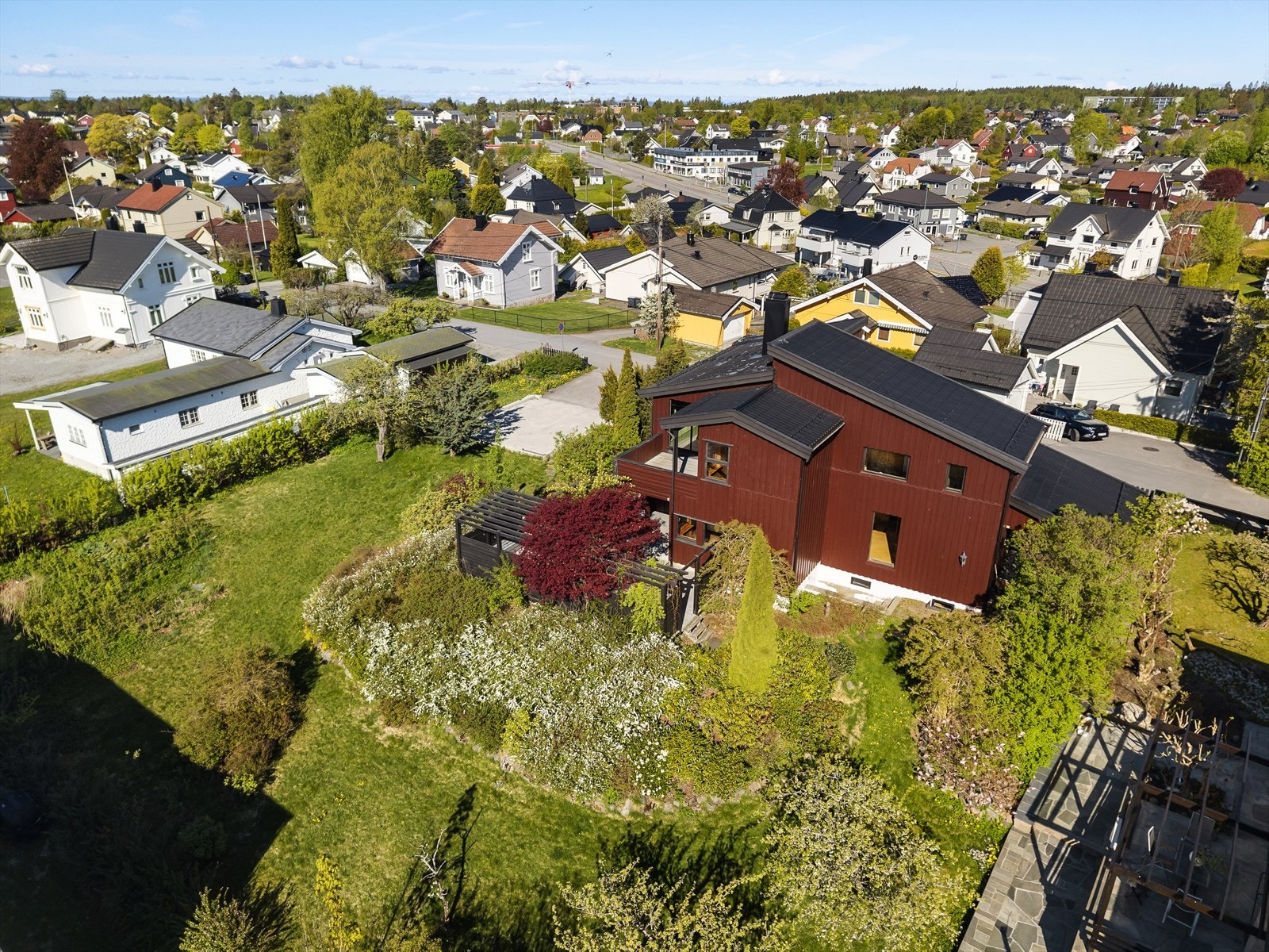 Flotte uteområder med terrasse, hage og flere hyggelige soner for opphold og utemøblering. Galleribilde