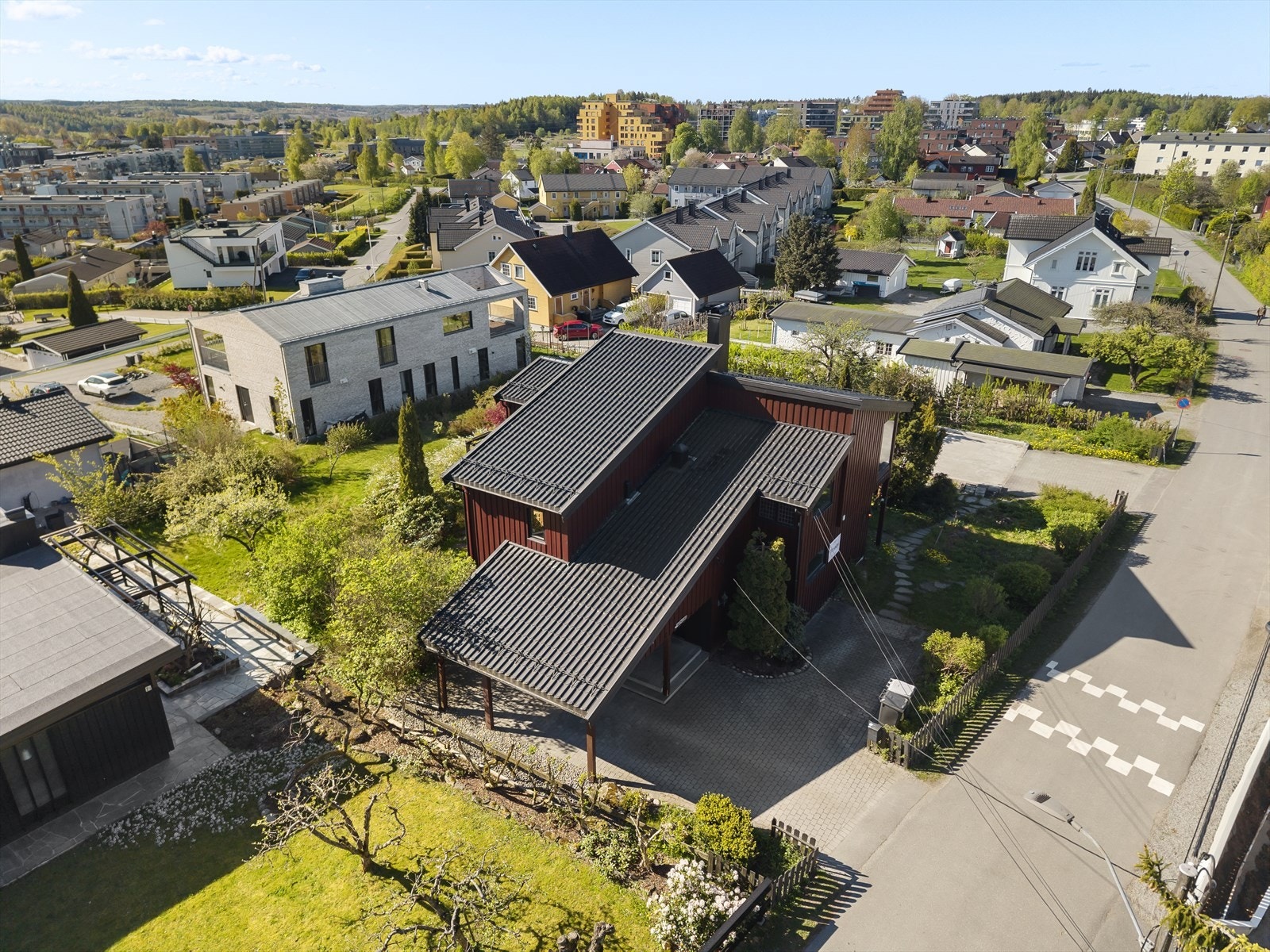 Rolig og skjermet beliggenhet samtidig som man bor svært sentralt med kort vei til det meste. Galleribilde