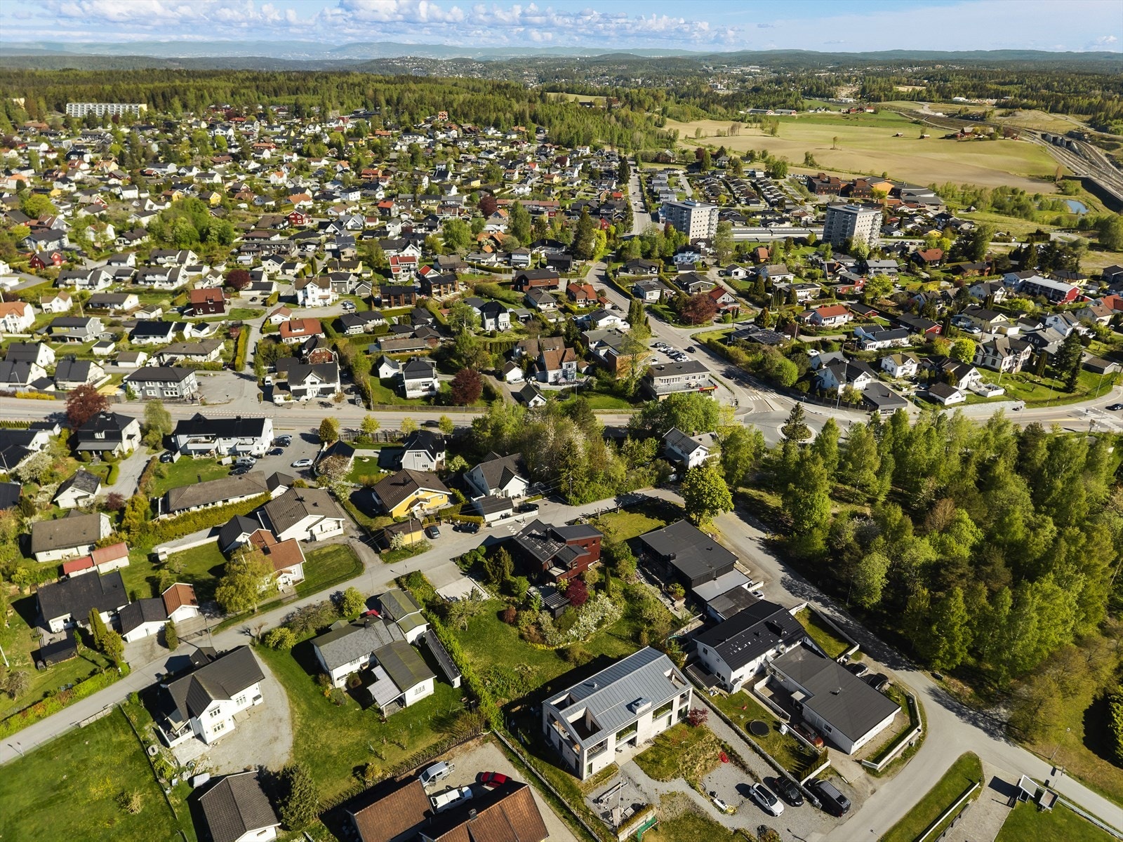 Flotte tur- og rekreasjonsområder i nærområdet med lysløype og merkede stier i marka. Galleribilde