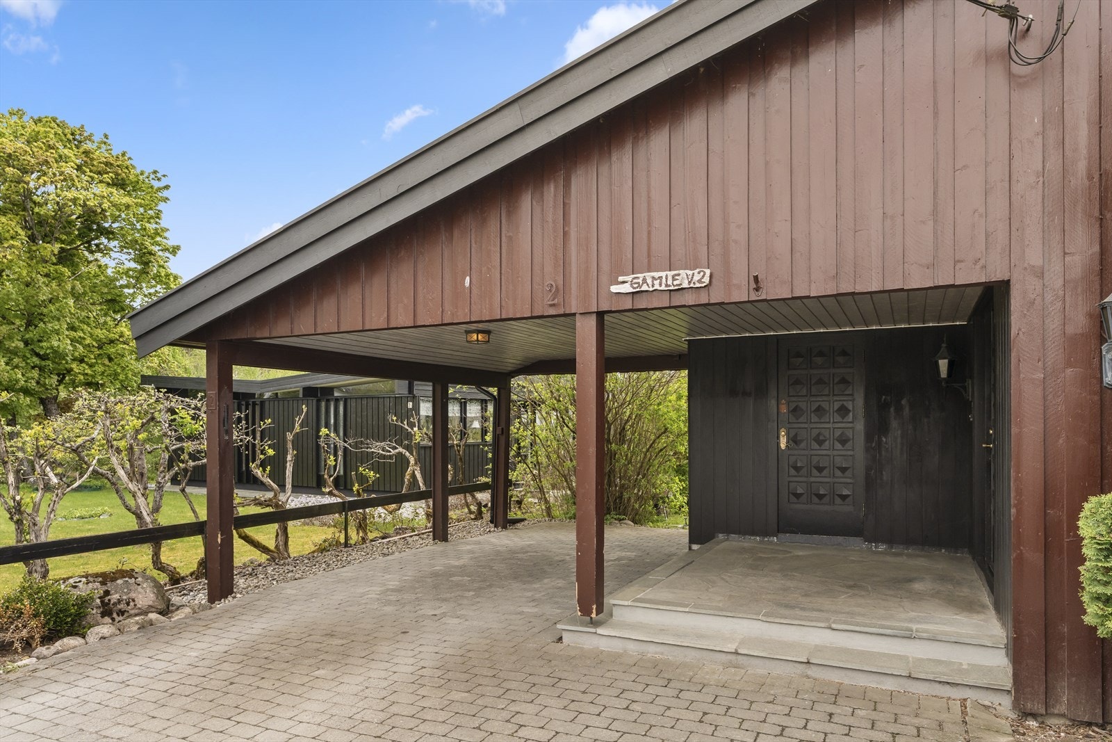 Carport og gode parkeringsmuligheter på egen gårdsplass opparbeidet med belegningsstein. Galleribilde