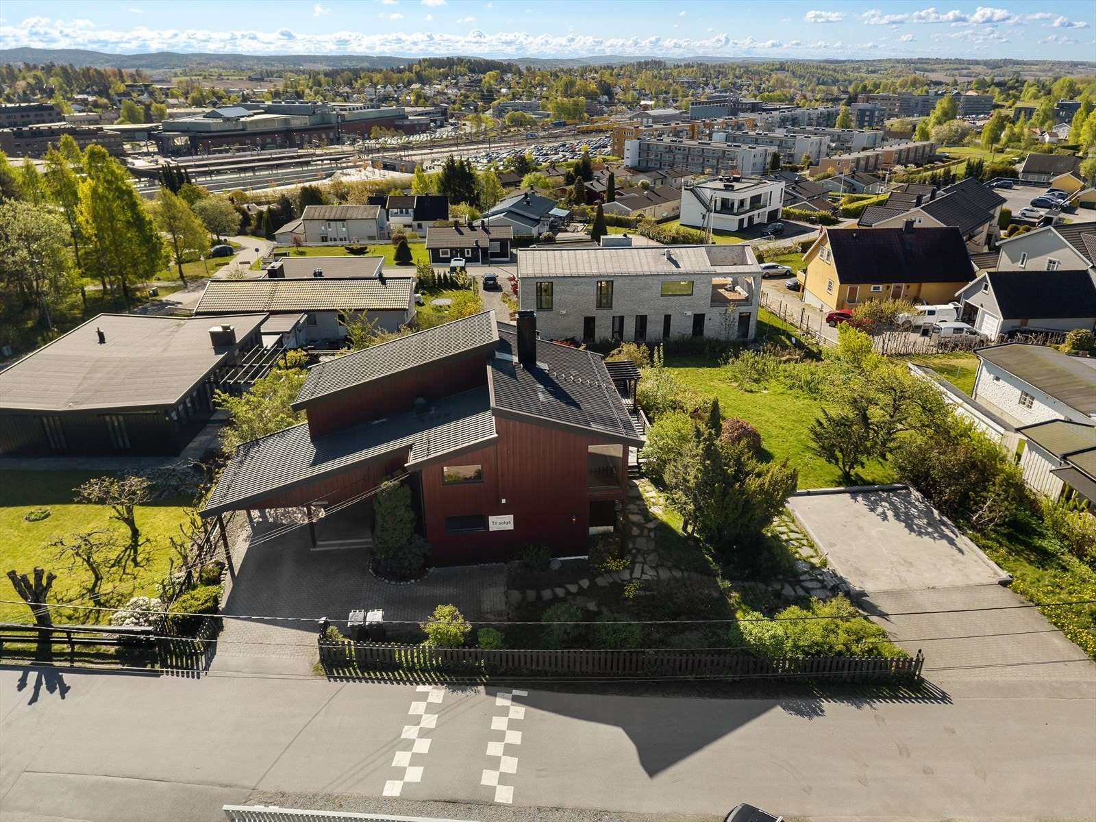 Eiendommen har gode solforhold og vidstrakt utsyn over nærområdet og Ski sentrum. Galleribilde