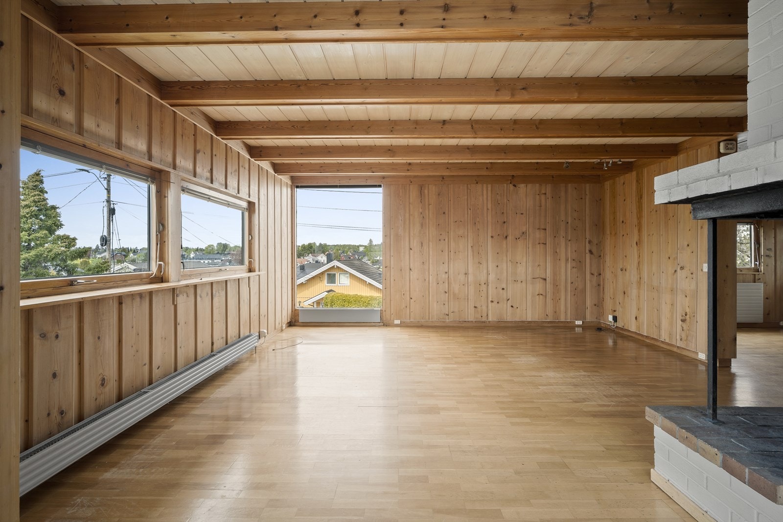 Stuen er romslig med flere møbleringsmuligheter og åpen peis. Galleribilde