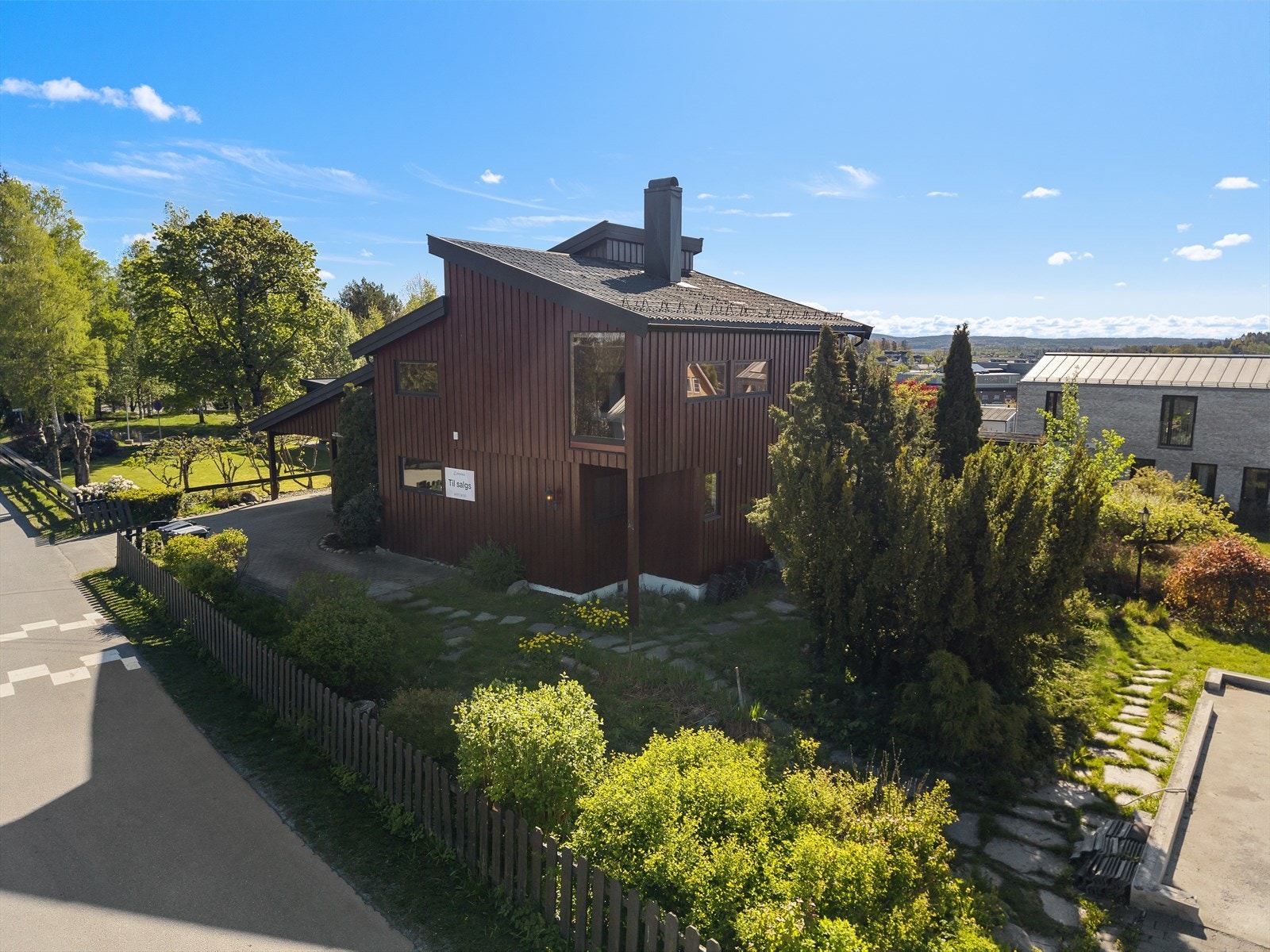 Høyt og frittliggende beliggenhet i etablert og attraktiv villabebyggelse nær Ski sentrum. Galleribilde