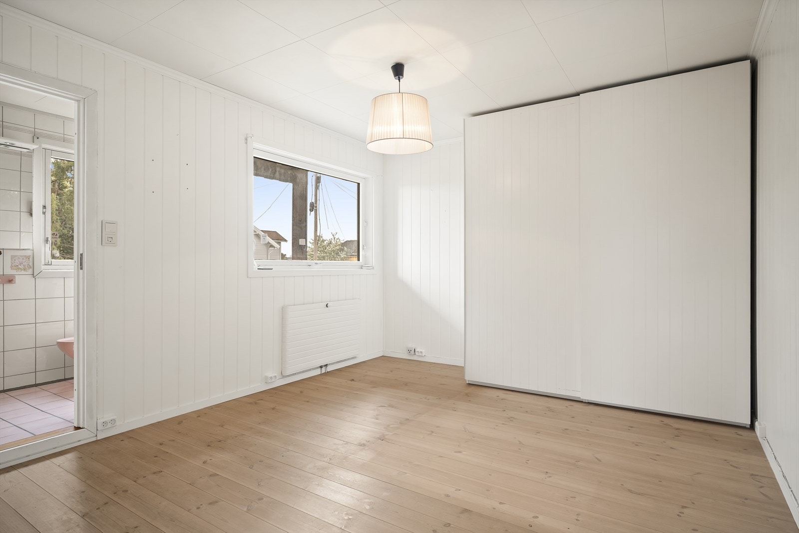 Boligen har i alt fem soverom, hvor fire av de er etablert i boligens 1.etasje. Galleribilde
