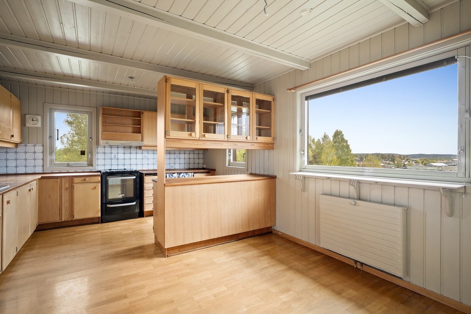 Store vindusflater bidrar til godt med arbeidslys og hyggelig utsyn. Galleribilde