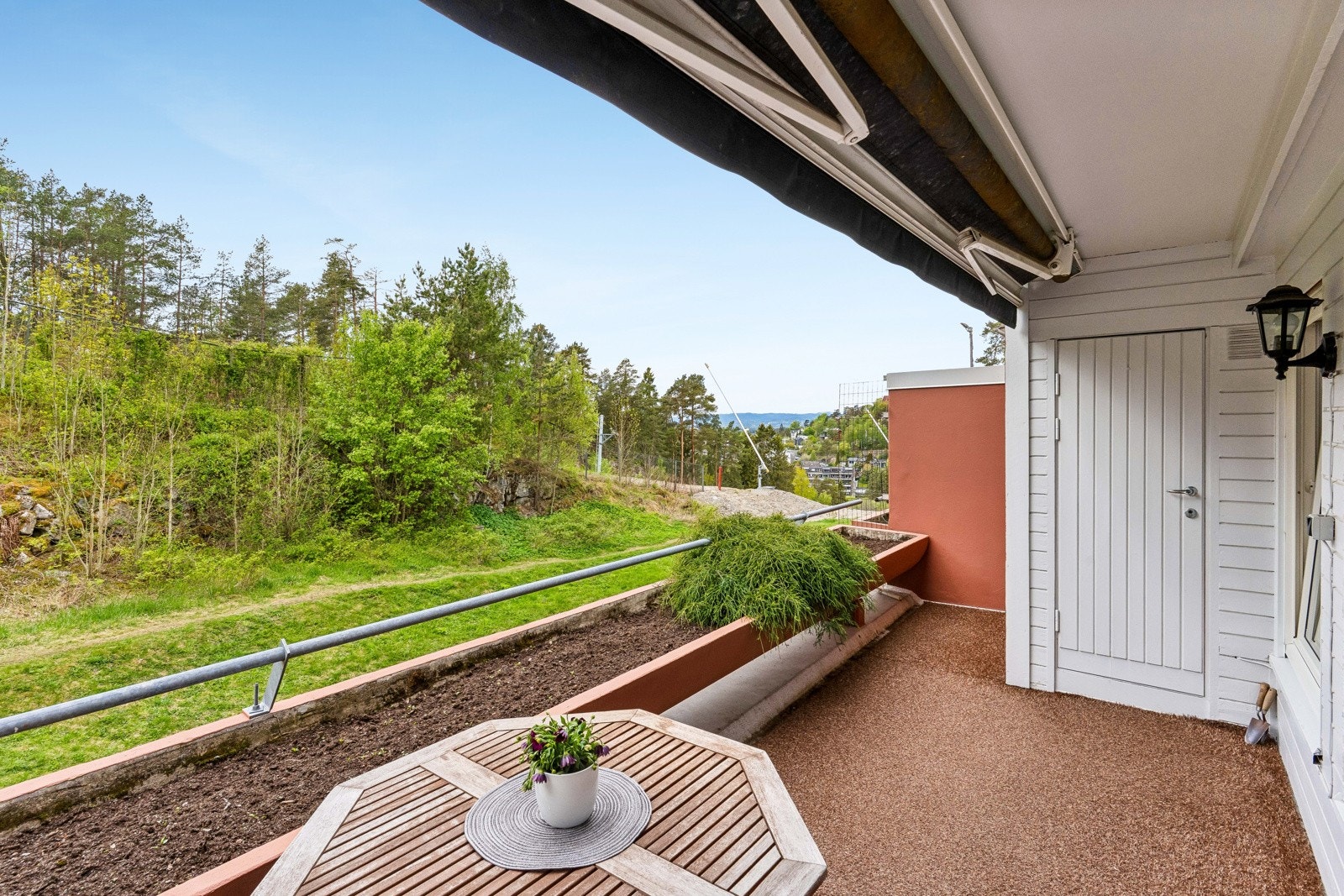 Vestvendt terrasse med gode solforhold og fint utsikt. Galleribilde