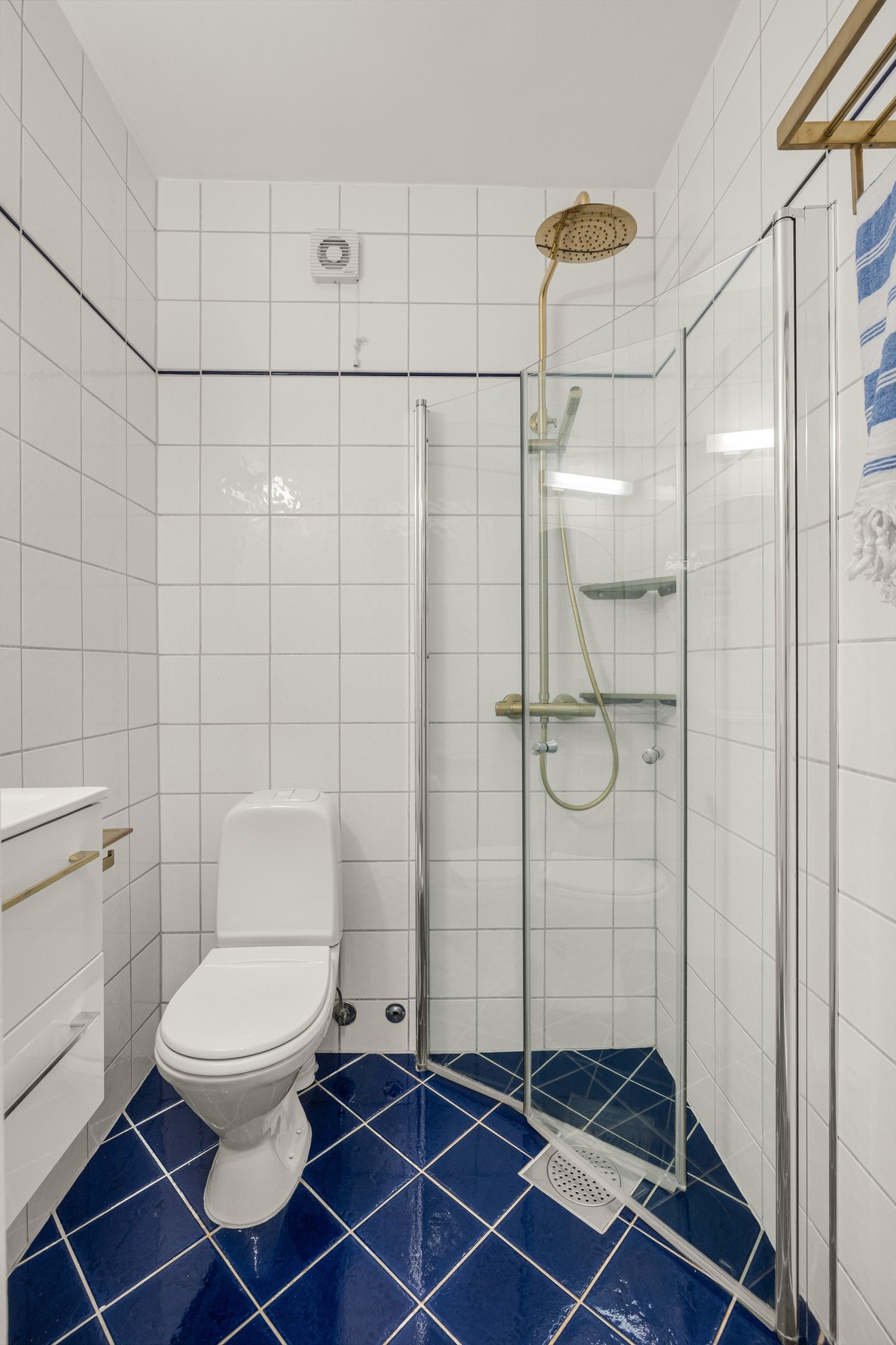 Pent baderom med varmekabler i gulv Galleribilde