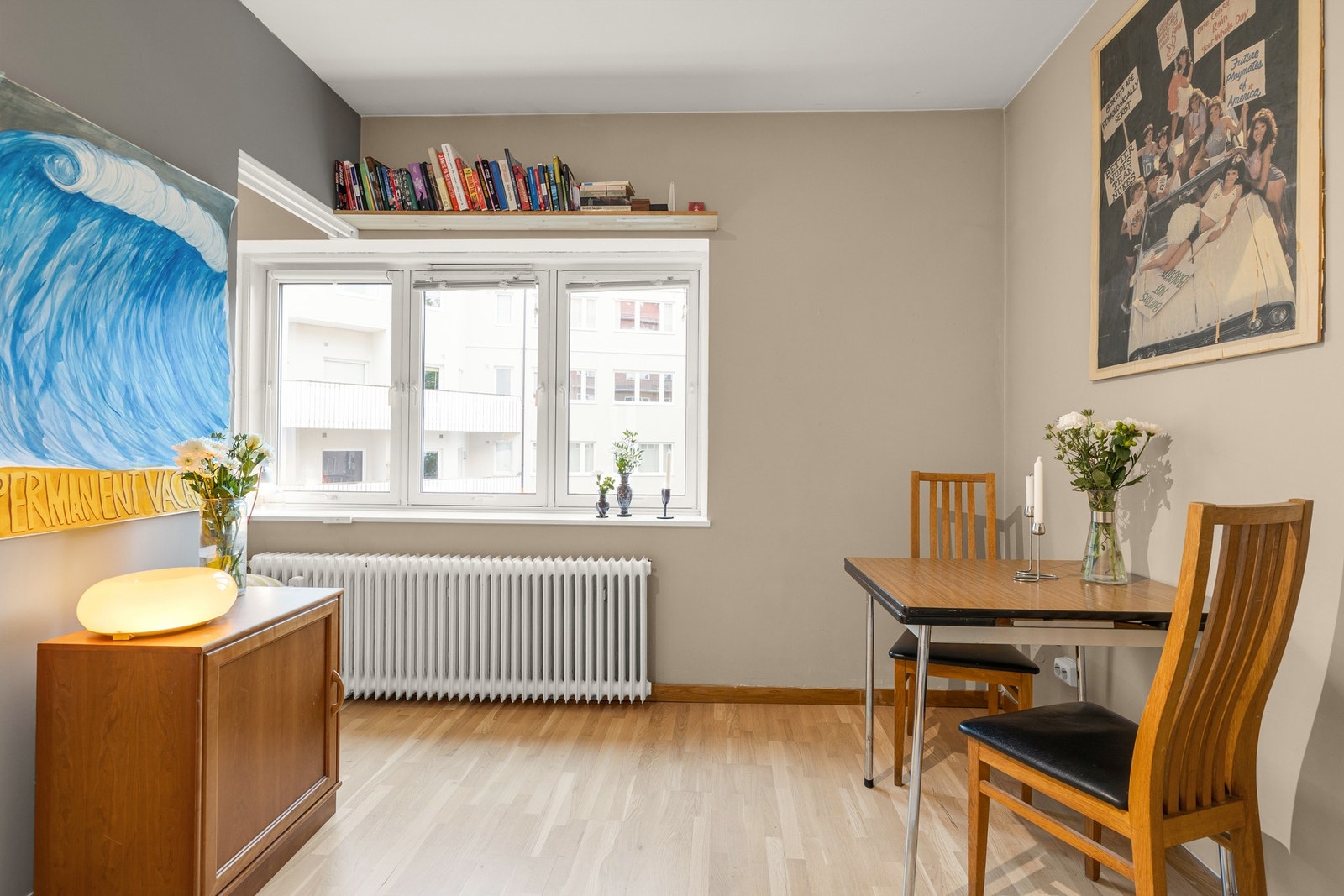 Det er oppvarming med fjernvarme via radiatorer Galleribilde