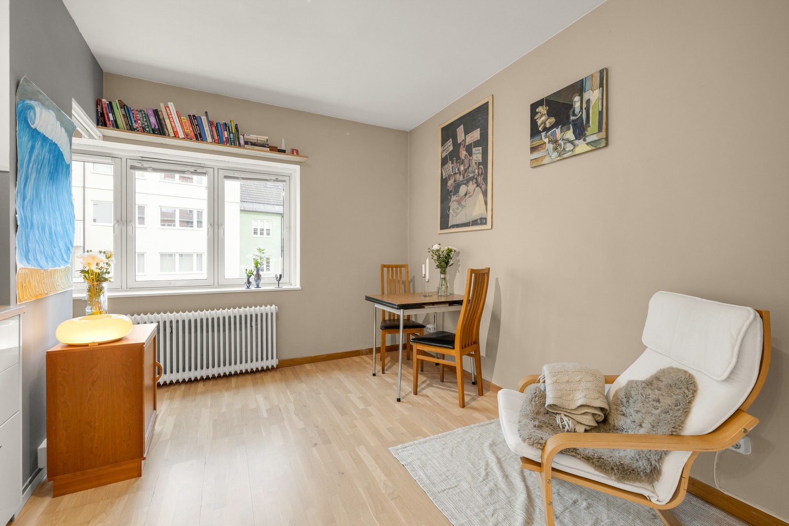 Lys stue store vindusflater som slipper inn rikelig med naturlig lys Galleribilde