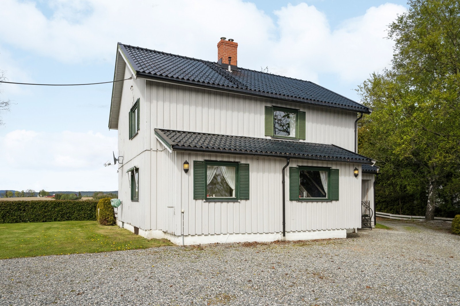 Eiendommen har en romslig tomt med landlig og usjenert beliggenhet omgitt av åpne jorder, skog og natur. Galleribilde
