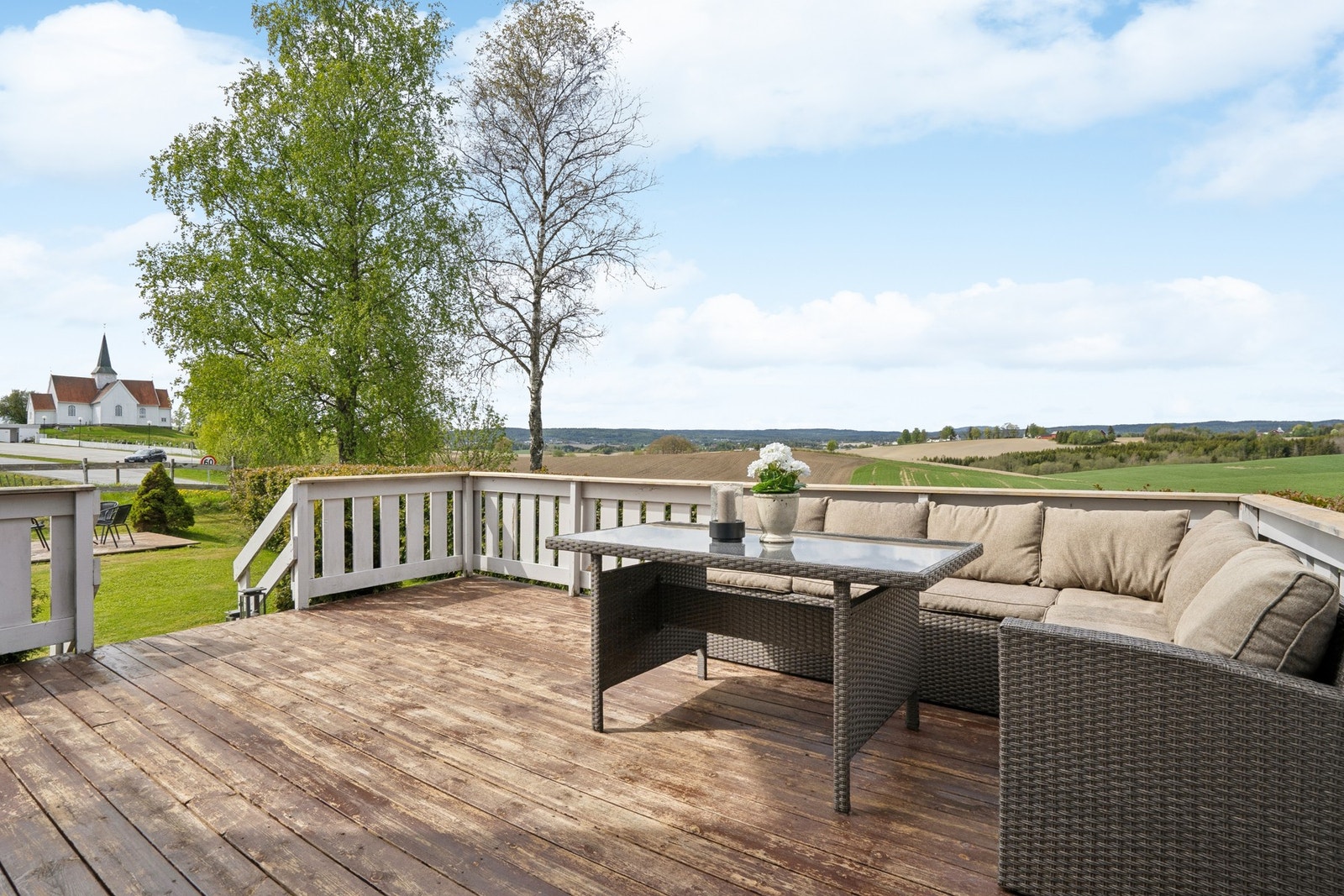 Boligens terrasse har rikelig med plass til utemøblement og vakker utsikt mot nærliggende natur. Galleribilde