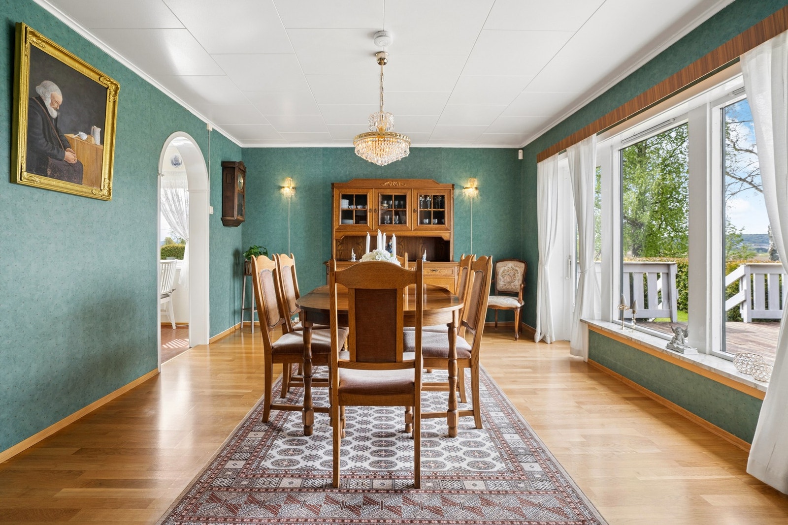 Rommet har gode møbleringsmuligheter med plass til stort spisebord og stoler. Galleribilde