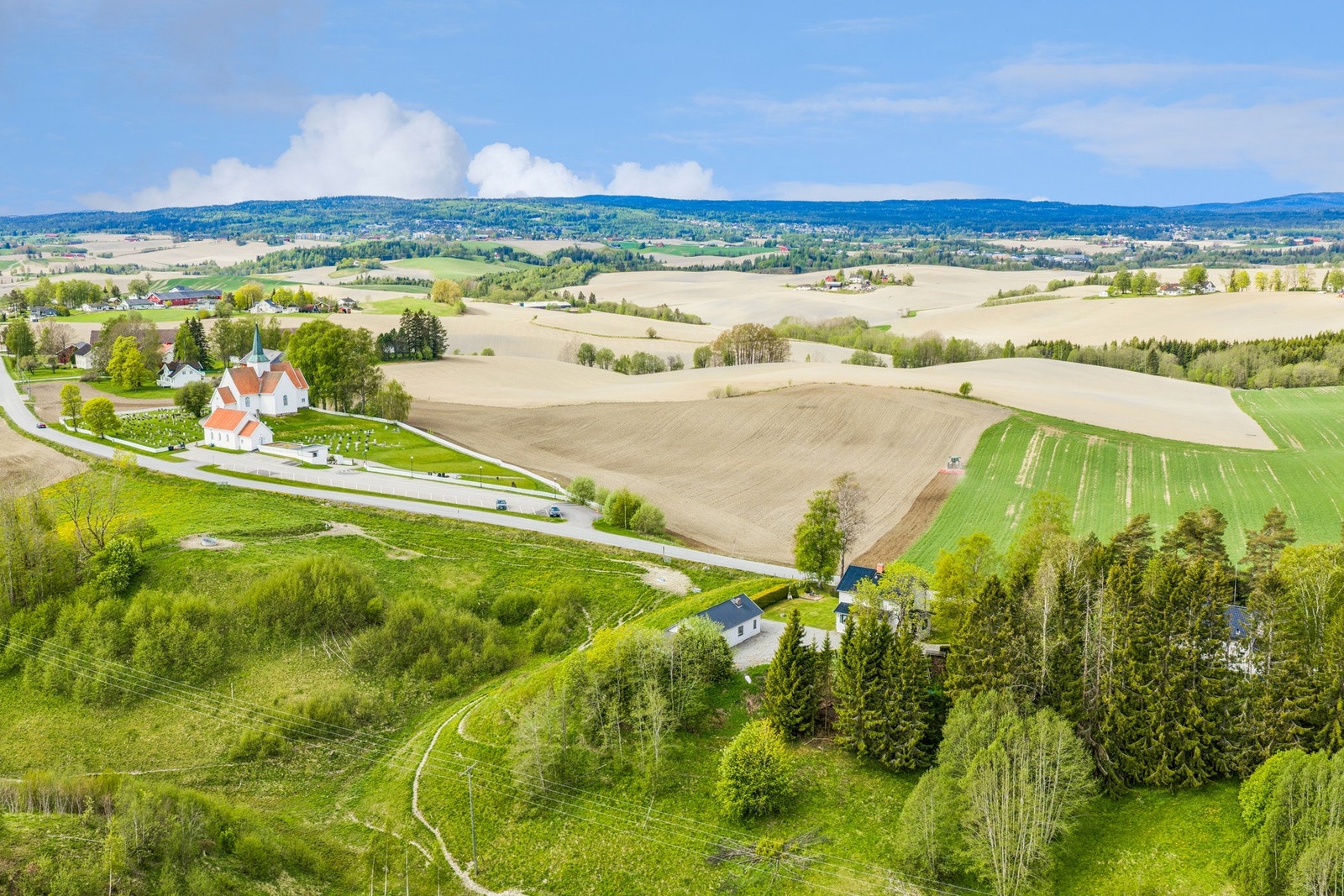 Det er gode pendlermuligheter til omkringliggende områder som Kløfta, Jessheim, Lillestrøm og Oslo via fylkesveinettet. Galleribilde
