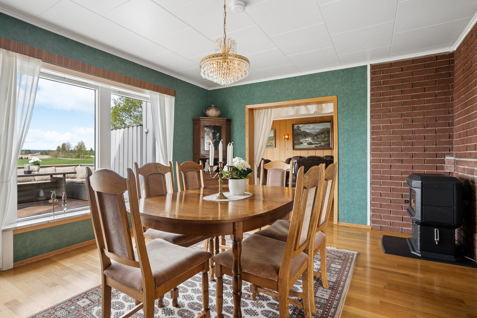 Spisestuen har direkte utgang mot boligens veranda. Galleribilde