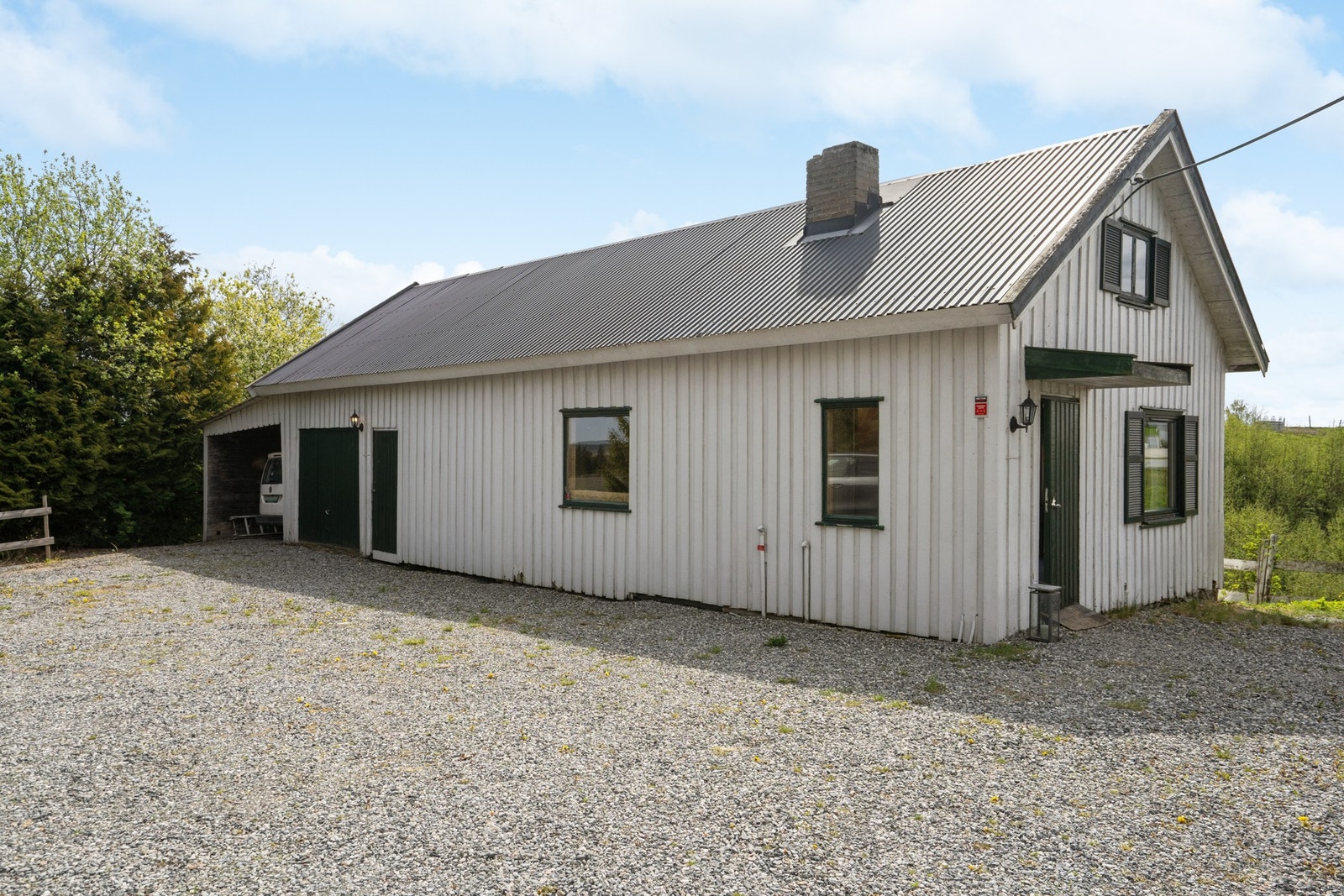 Eiendommen har et romslig uthus-/garasjebygg med gode lagringsmuligheter, disponible rom og loftareal tilpasset ulike behov. Galleribilde