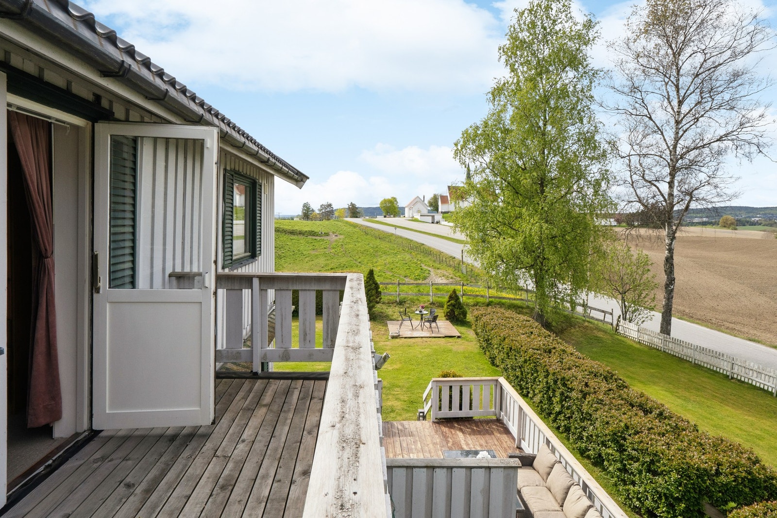 Fra balkongen har du hyggelig utsyn mot jordene. Galleribilde