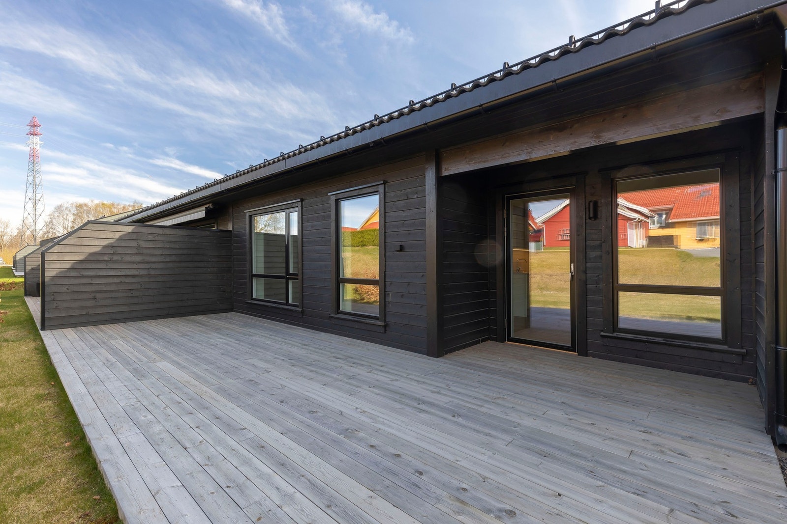 Fra stue er det utgang til vestvendt markterrasse med usjenert beliggenhet. Galleribilde