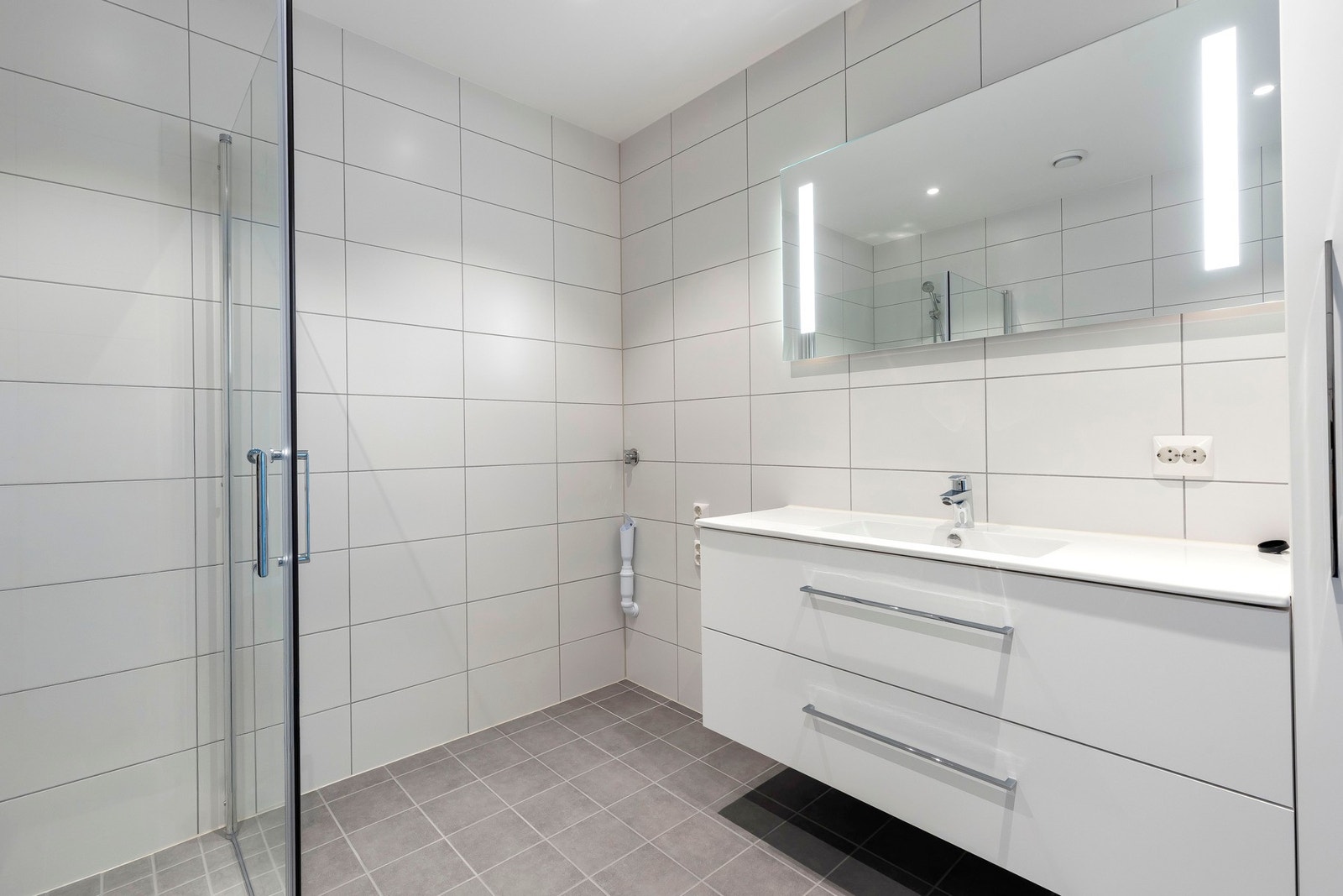Badet er flislagt i delikate farger, og har varme i gulv. Galleribilde