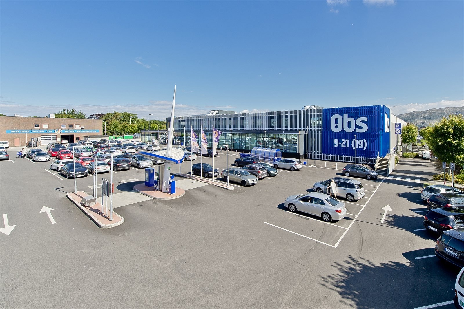 Dagligvarehandelen kan gjøres på Coop Extra eller Coop Obs som ligger innen kort gangavstand. Galleribilde