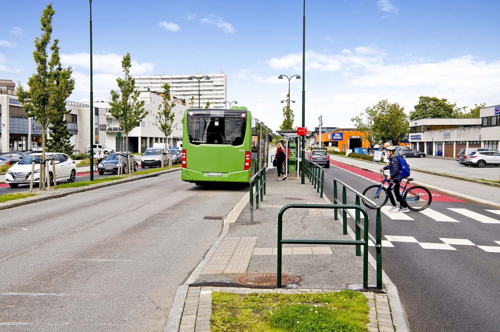 Går man opp til Vaulenveien har man et godt kollektivtilbud med hyppige bussavganger. Galleribilde