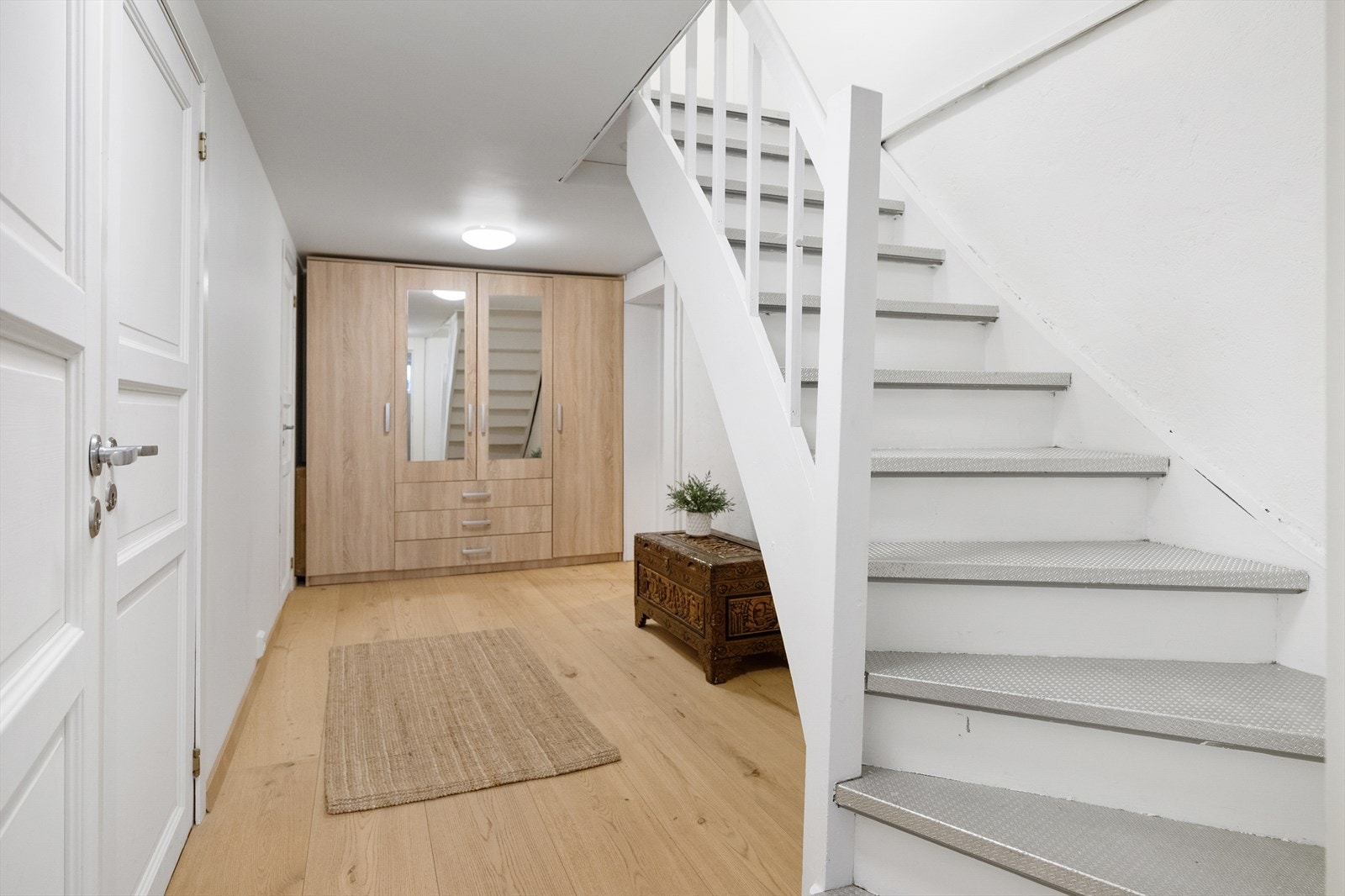 Ned i kjelleretasjen finner man entré, gang, vaskerom, kjellerstue og toalettrom. Galleribilde