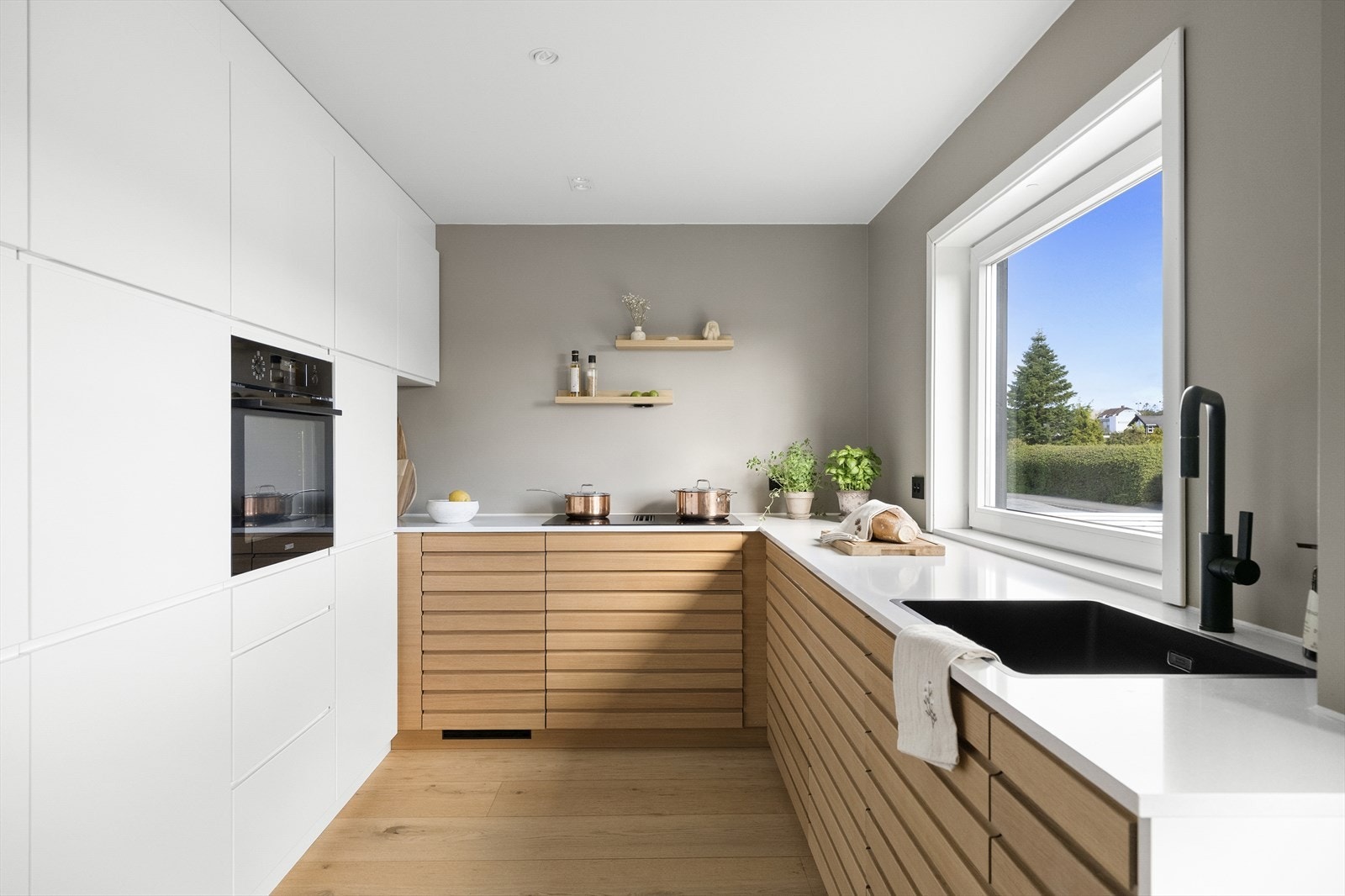 Velkommen til Lyngnesveien 11A, og denne flotte vertikaldelte tomannsboligen beliggende på attraktive Vaulen. Galleribilde